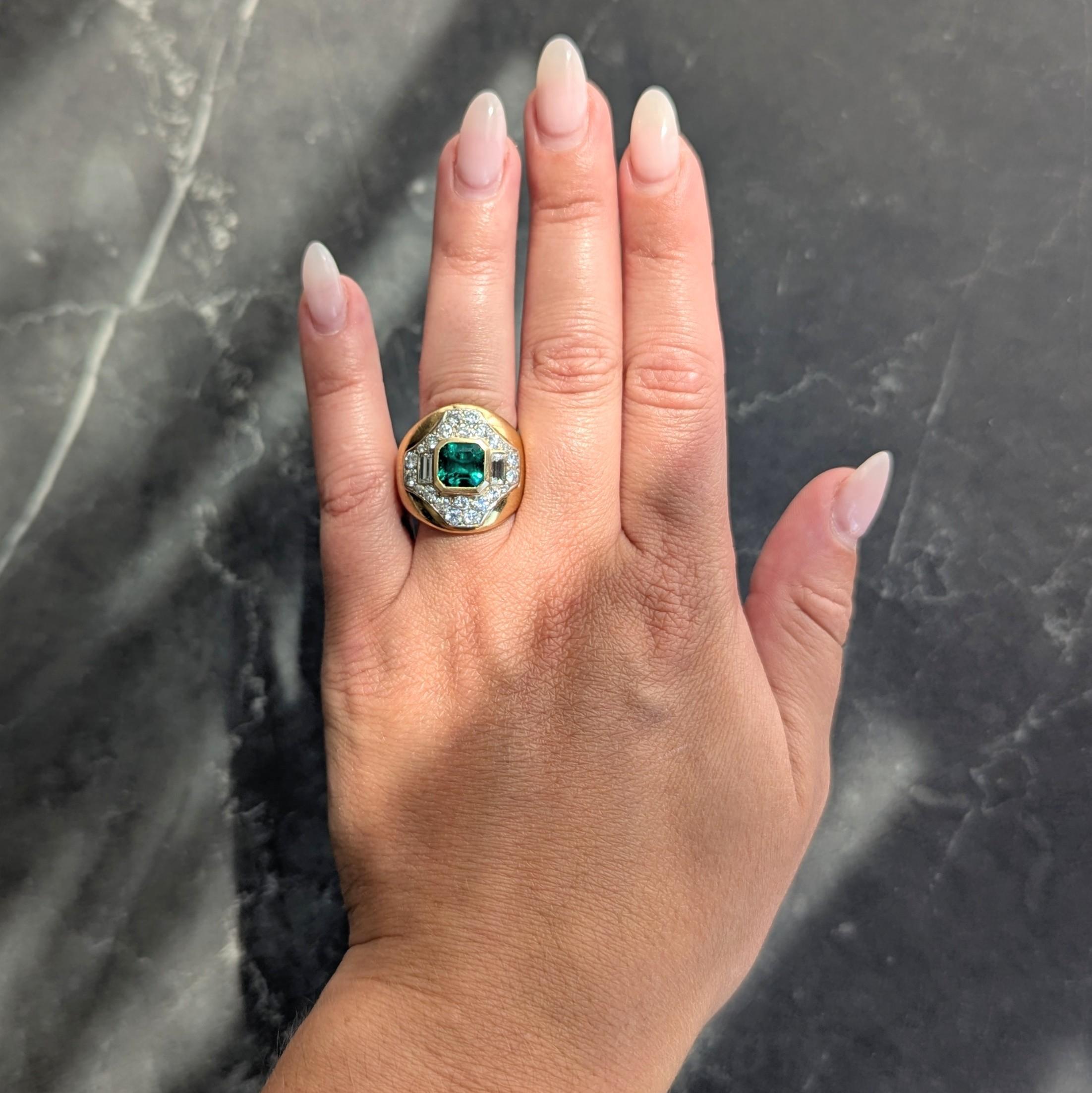Au centre, une émeraude de taille émeraude pesant environ 2.21 carats - vert moyen transparent
Naturelle d'origine colombienne et présentant une légère amélioration traditionnelle de la clarté.
Lunette en or jaune avec un entourage encastré en forme