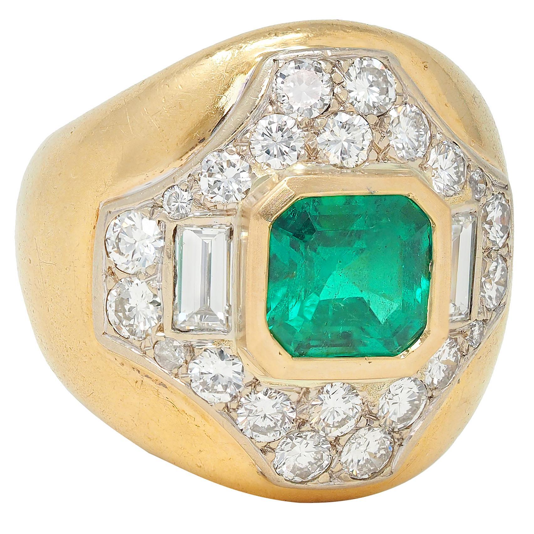 Moderne Bague bombée en or jaune 18 carats avec émeraude colombienne et diamant des années 1960 en vente