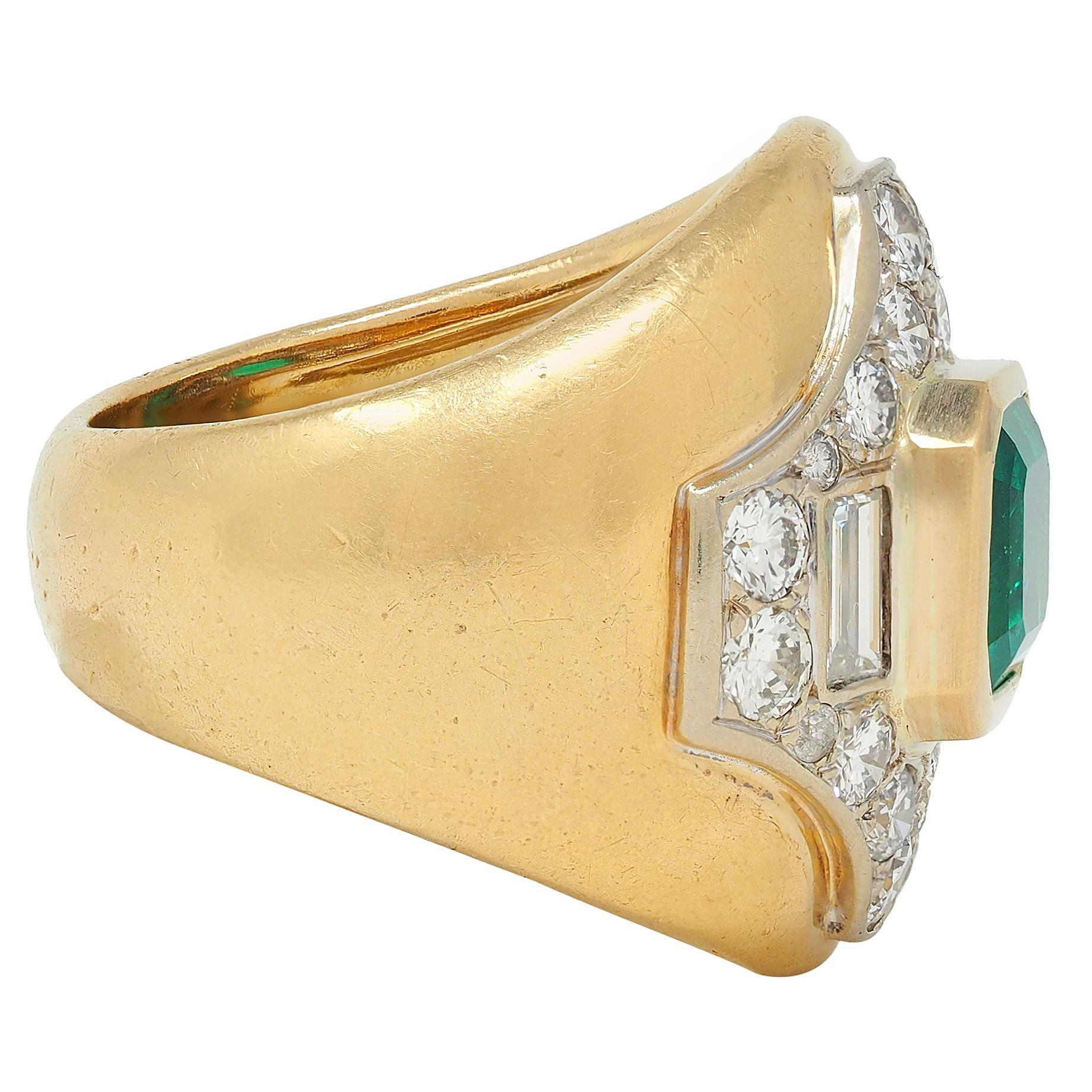 Taille émeraude Bague bombée en or jaune 18 carats avec émeraude colombienne et diamant des années 1960 en vente