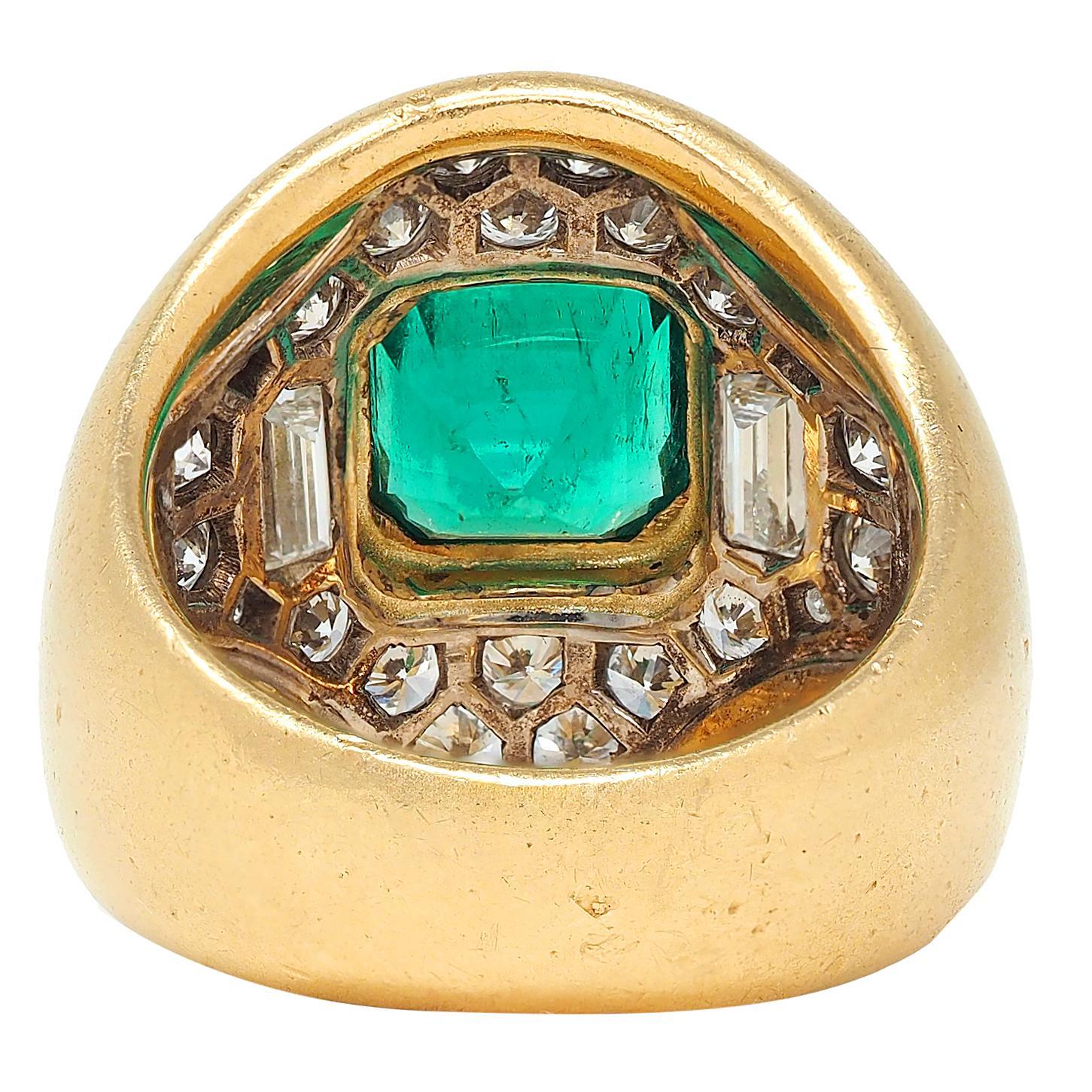 Bague bombée en or jaune 18 carats avec émeraude colombienne et diamant des années 1960 Excellent état - En vente à Philadelphia, PA