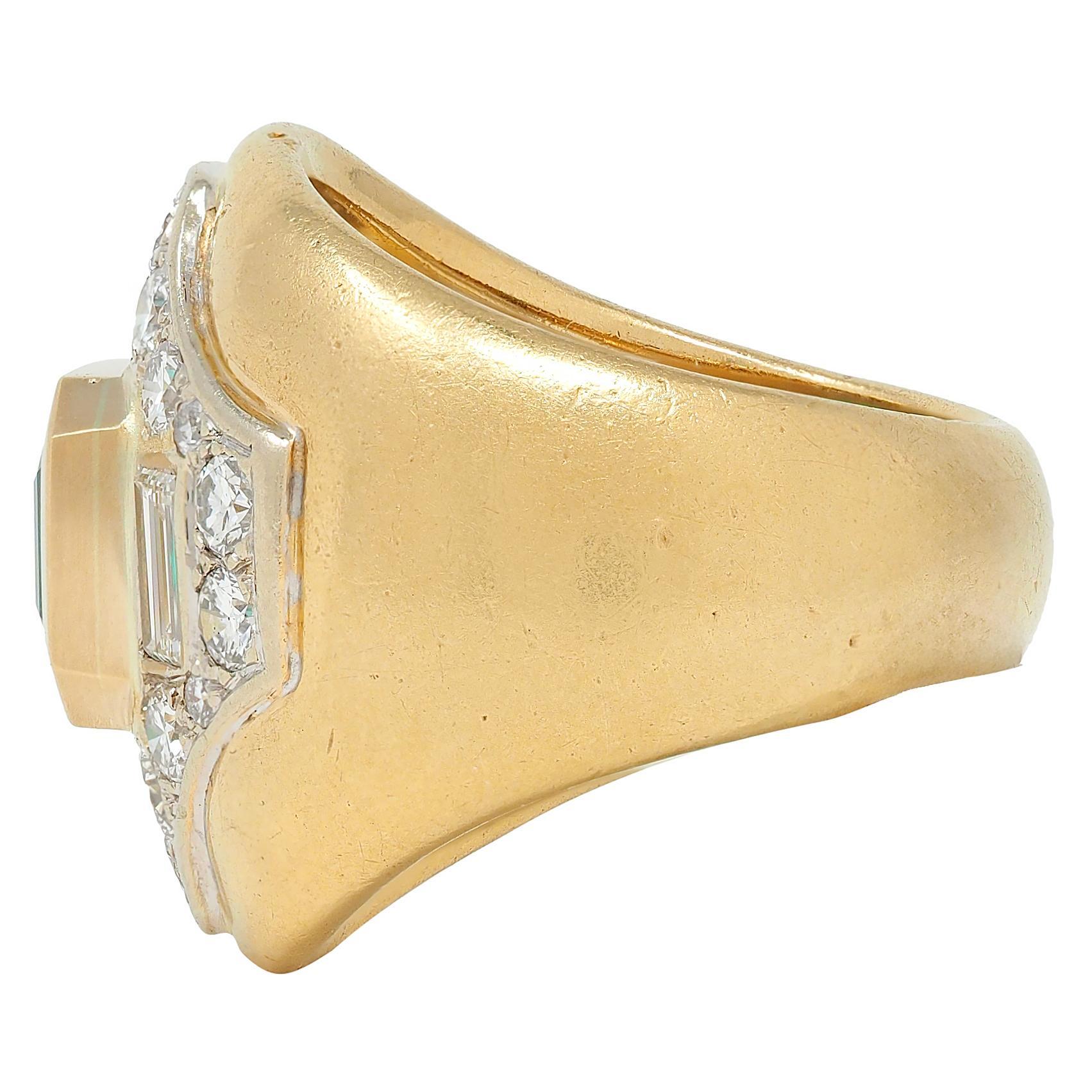 Bague bombée en or jaune 18 carats avec émeraude colombienne et diamant des années 1960 Pour femmes en vente