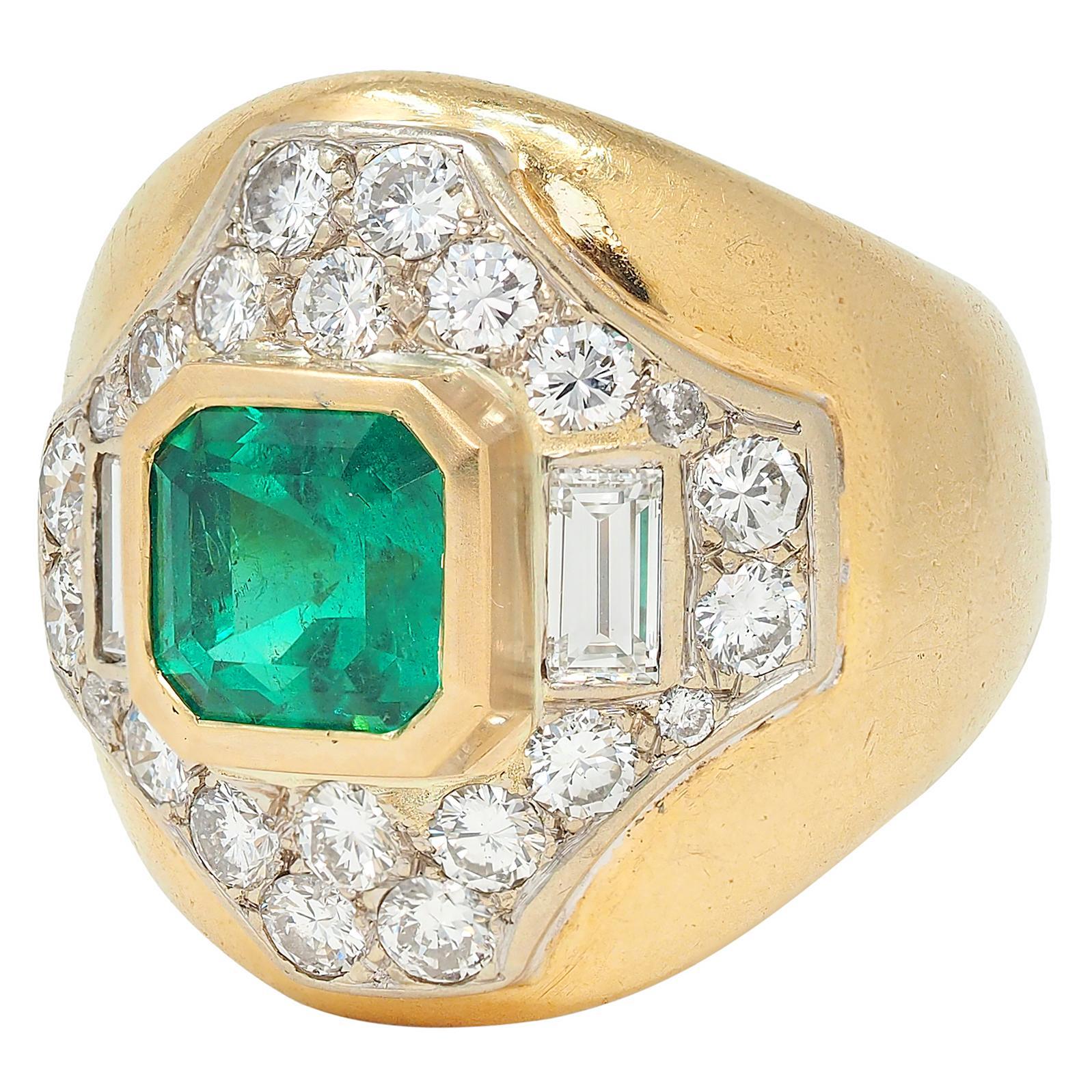 Bague bombée en or jaune 18 carats avec émeraude colombienne et diamant des années 1960 en vente 1