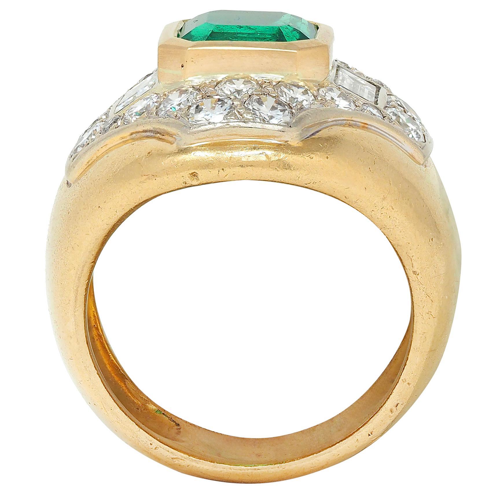 Bague bombée en or jaune 18 carats avec émeraude colombienne et diamant des années 1960 en vente 3