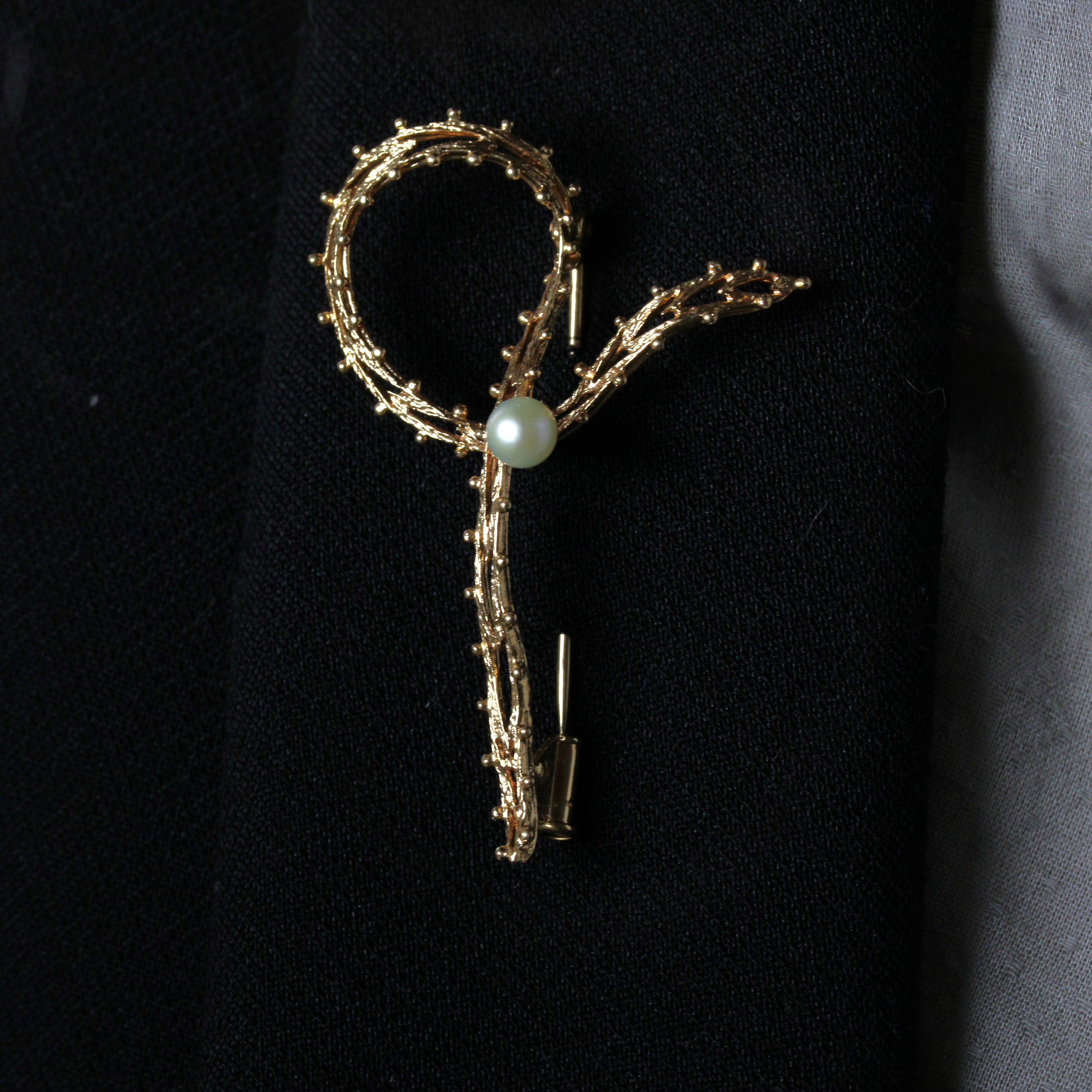 Broche de lazo francés de los años 60 de perlas cultivadas y oro rosa de 18 quilates en venta 1