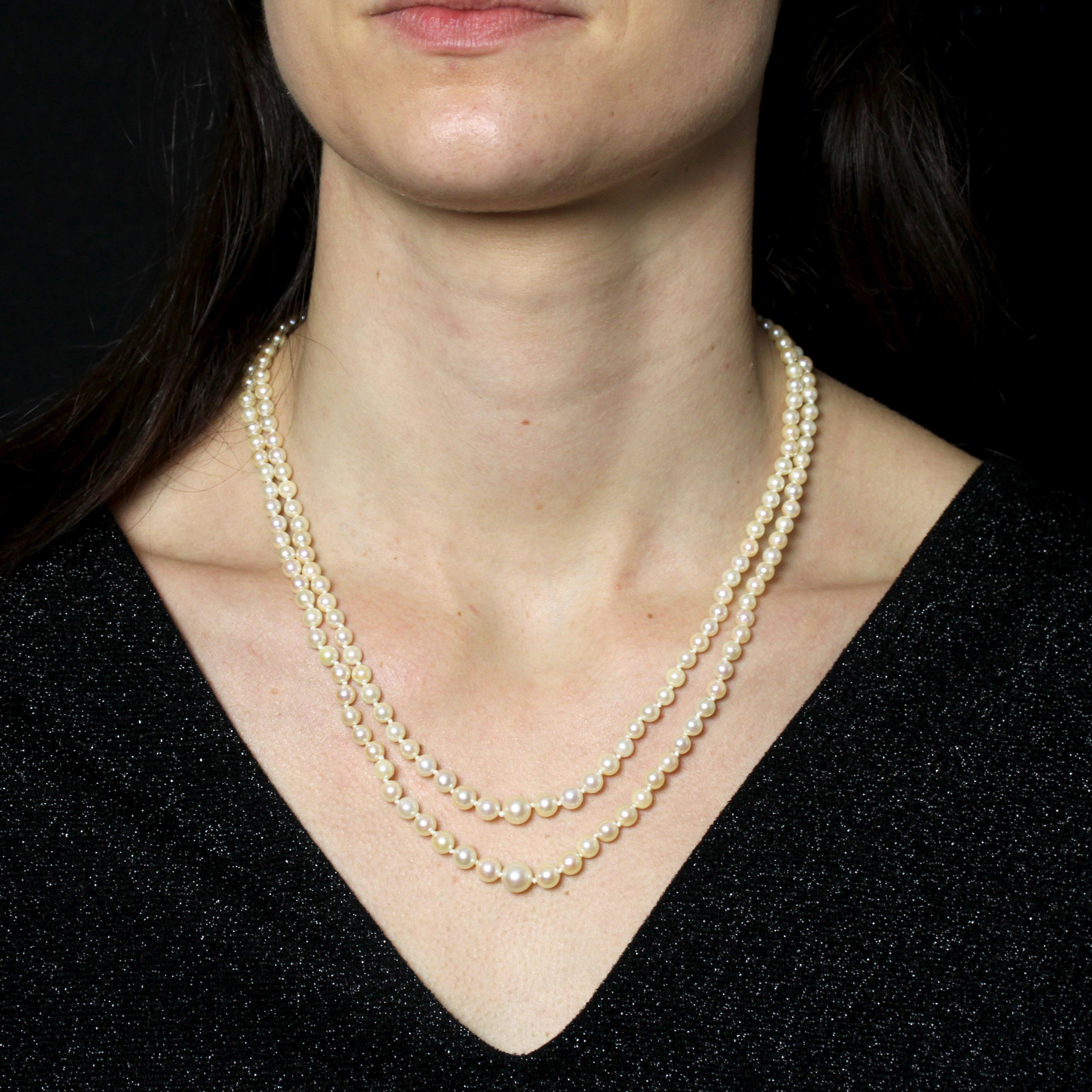 Necklace featuring a double strand of round, drop cultured pearls in pearly white orient. The clasp is rectangular, chased and made of 18 karat rose gold with an eagle's head hallmark. It features a safety chain with spring ring.
Fully threaded