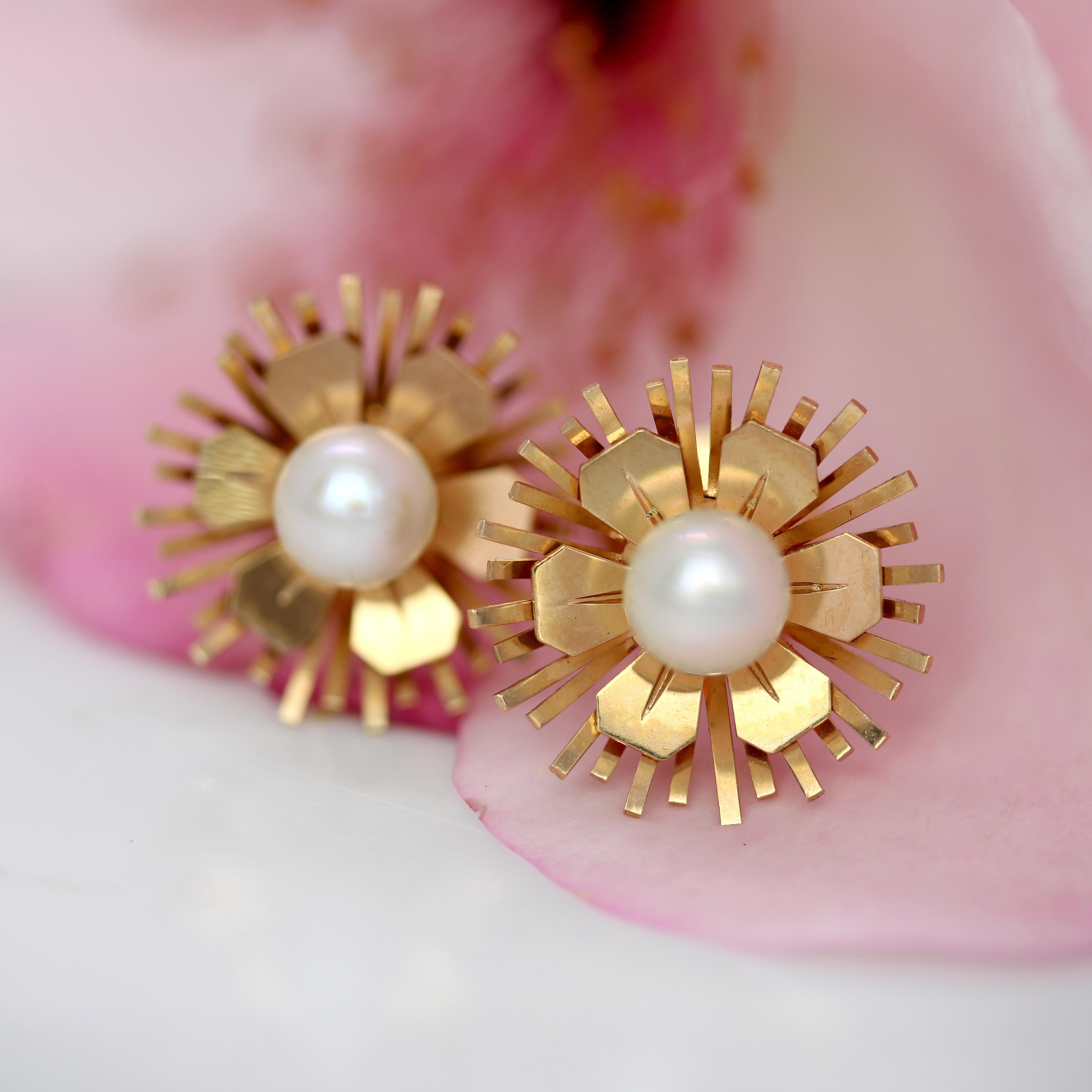 Retro French 1960s Cultured Pearl 18 Karat Rose Gold Flower Stud Earrings For Sale