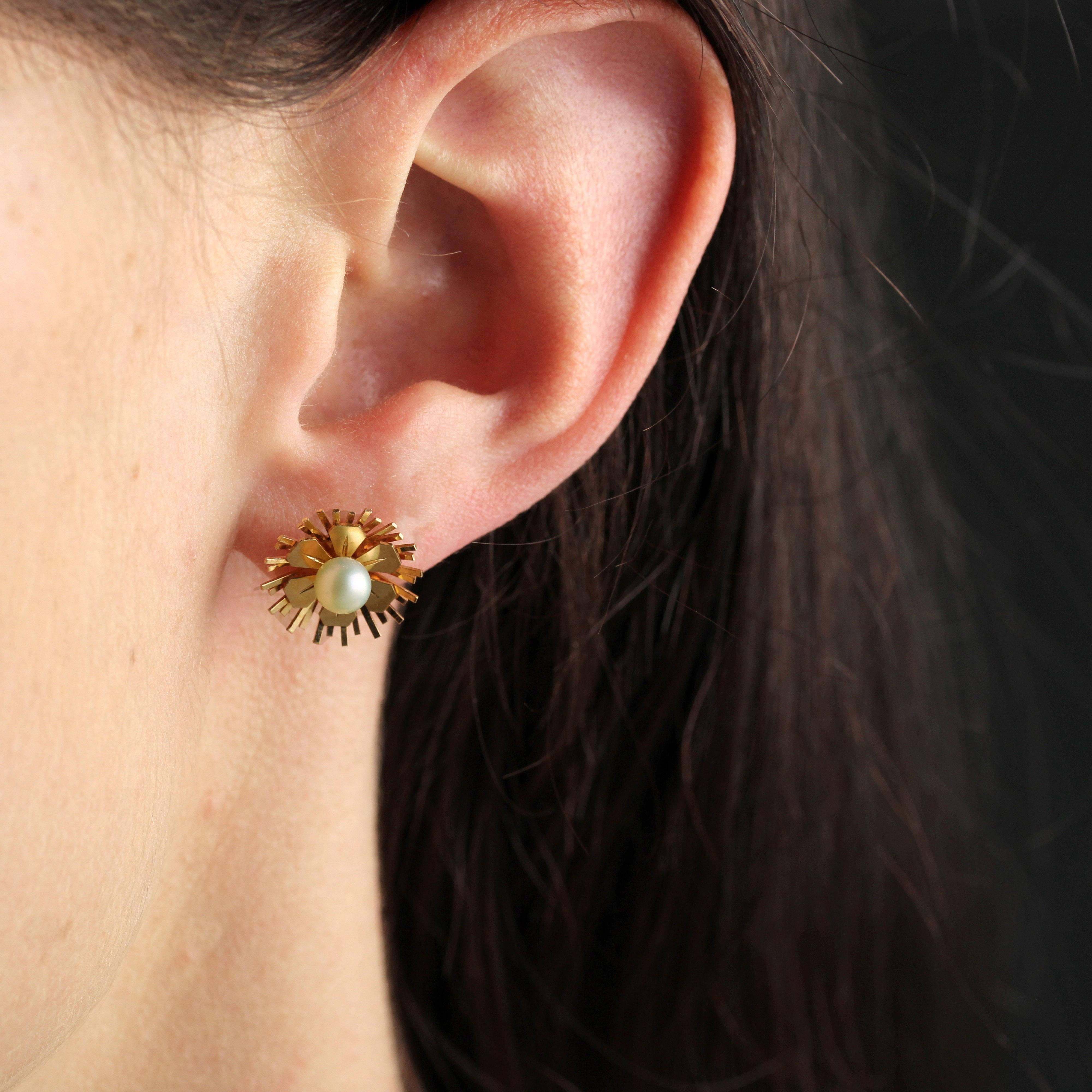Women's French 1960s Cultured Pearl 18 Karat Rose Gold Flower Stud Earrings For Sale