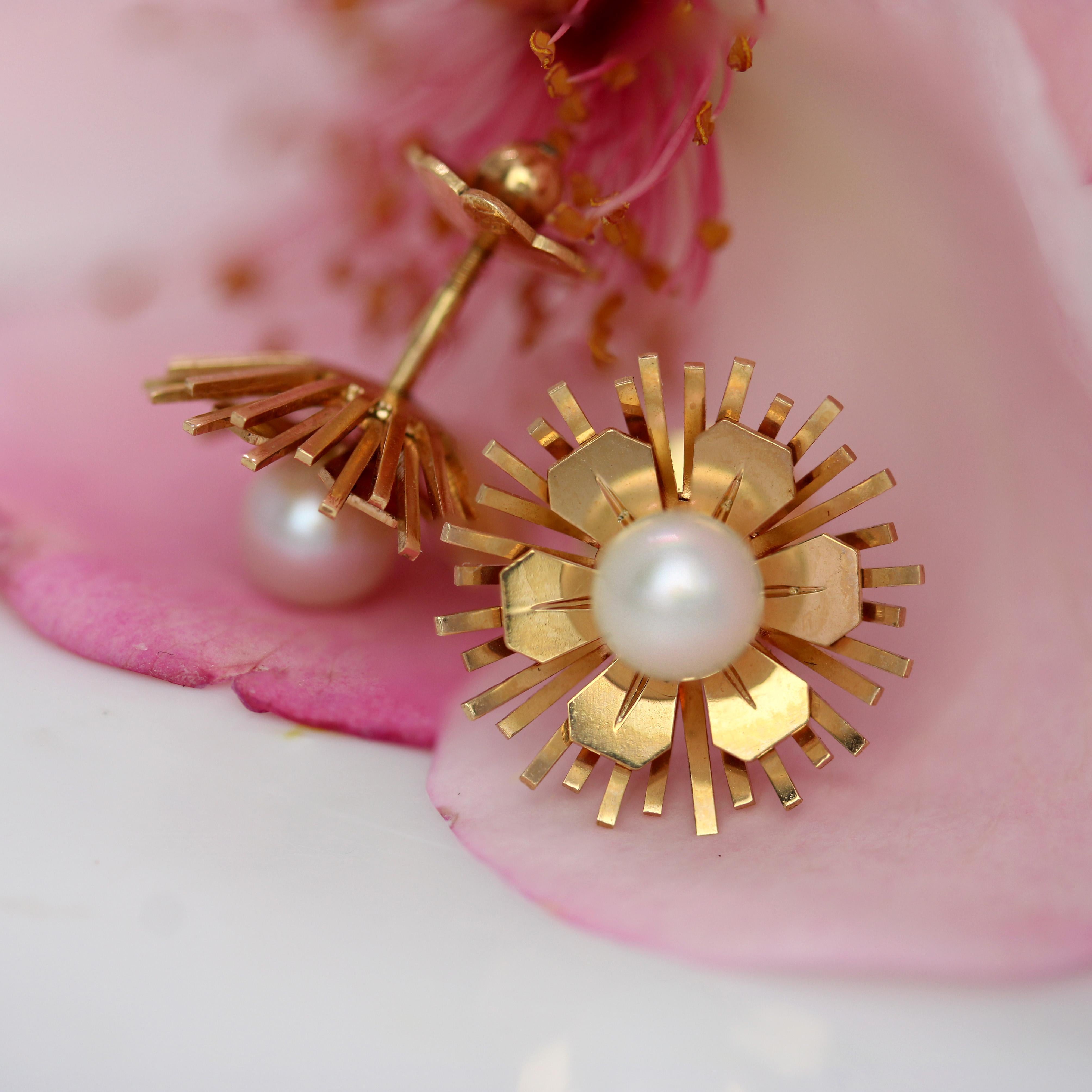 French 1960s Cultured Pearl 18 Karat Rose Gold Flower Stud Earrings For Sale 2