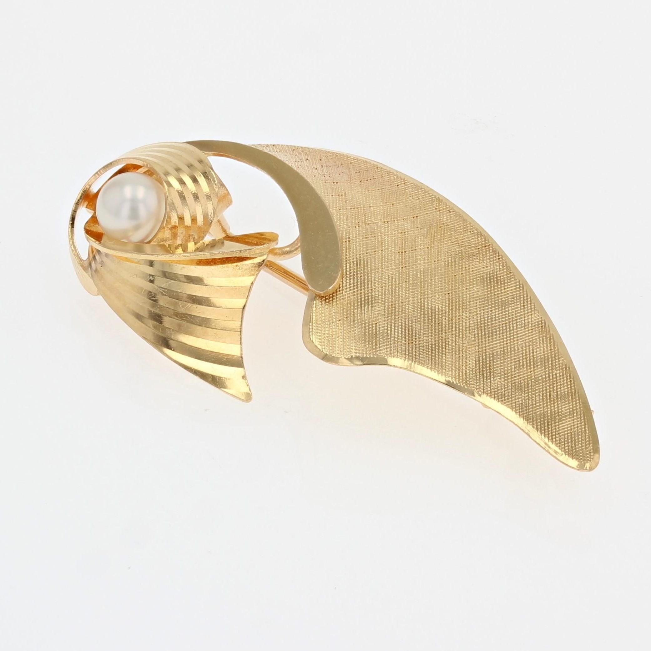 Retro French, 1960s, Cultured Pearl 18 Karat Yellow Brushed Gold Bow Brooch For Sale