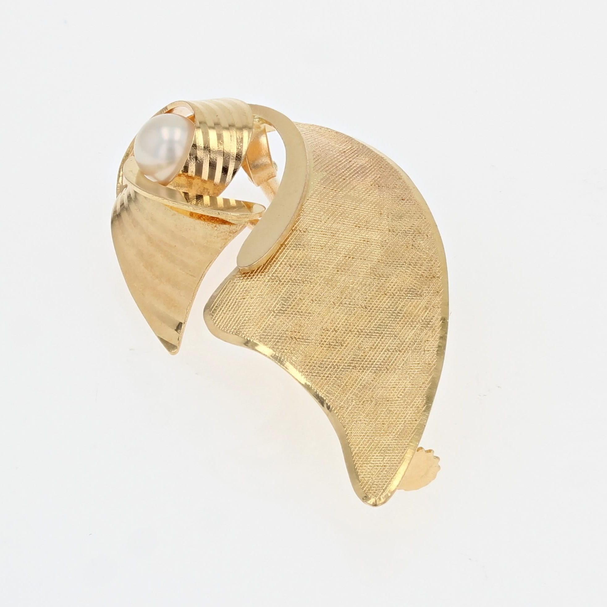 Perle Français, années 1960, Broche nœud en perle de culture en or jaune brossé 18 carats en vente