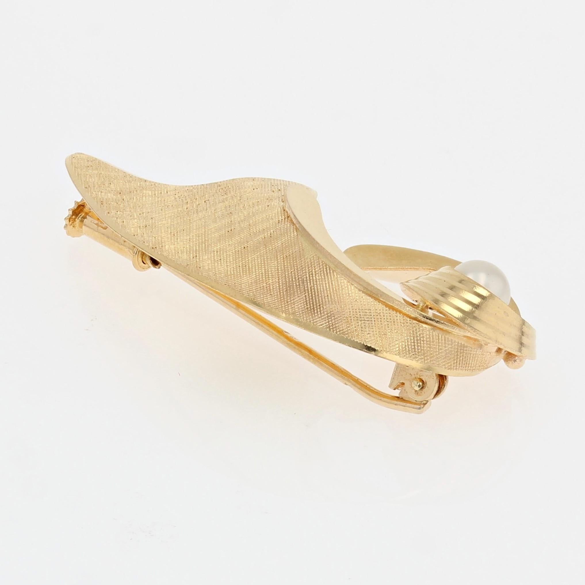French, 1960s, Cultured Pearl 18 Karat Yellow Brushed Gold Bow Brooch In Good Condition For Sale In Poitiers, FR
