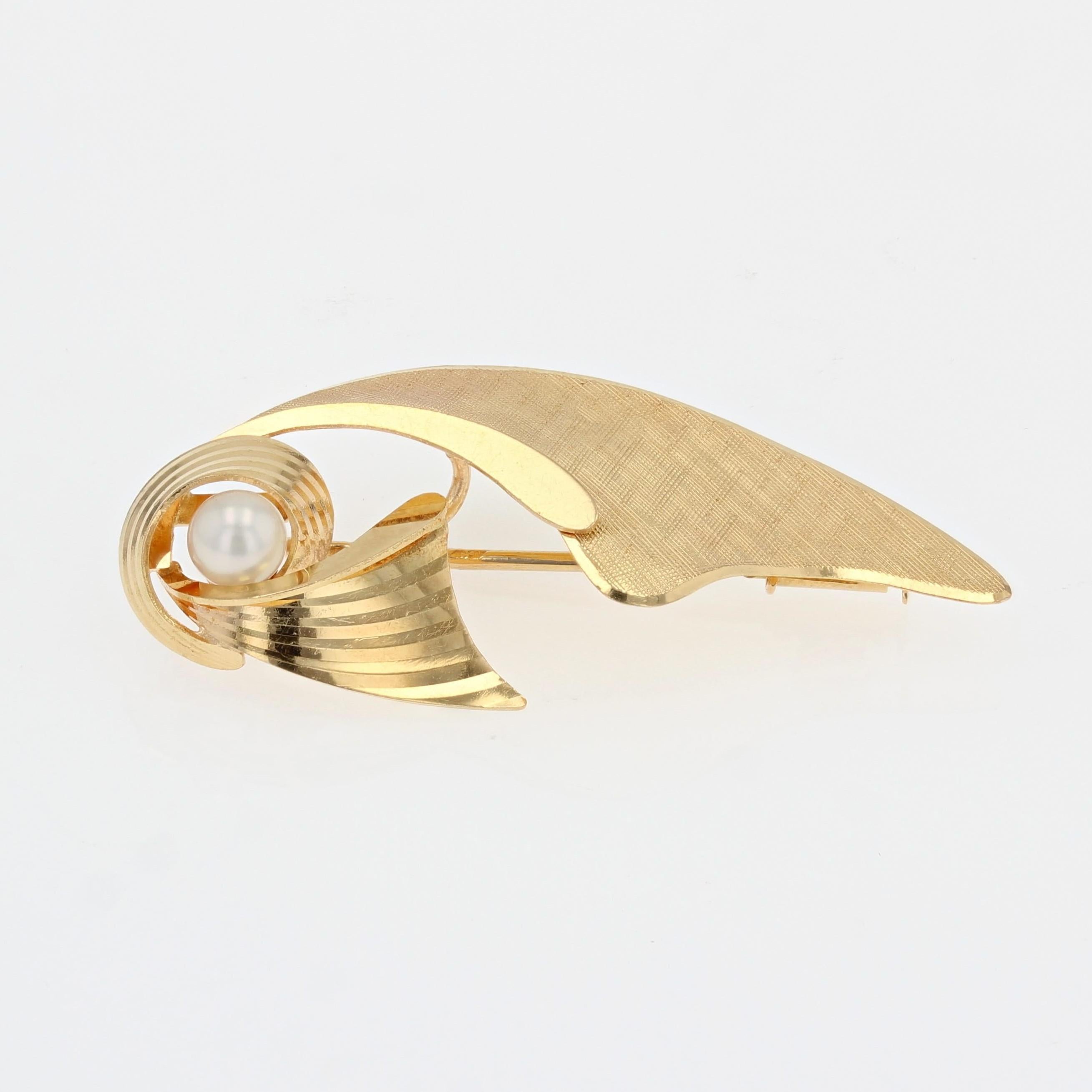 Women's French, 1960s, Cultured Pearl 18 Karat Yellow Brushed Gold Bow Brooch For Sale