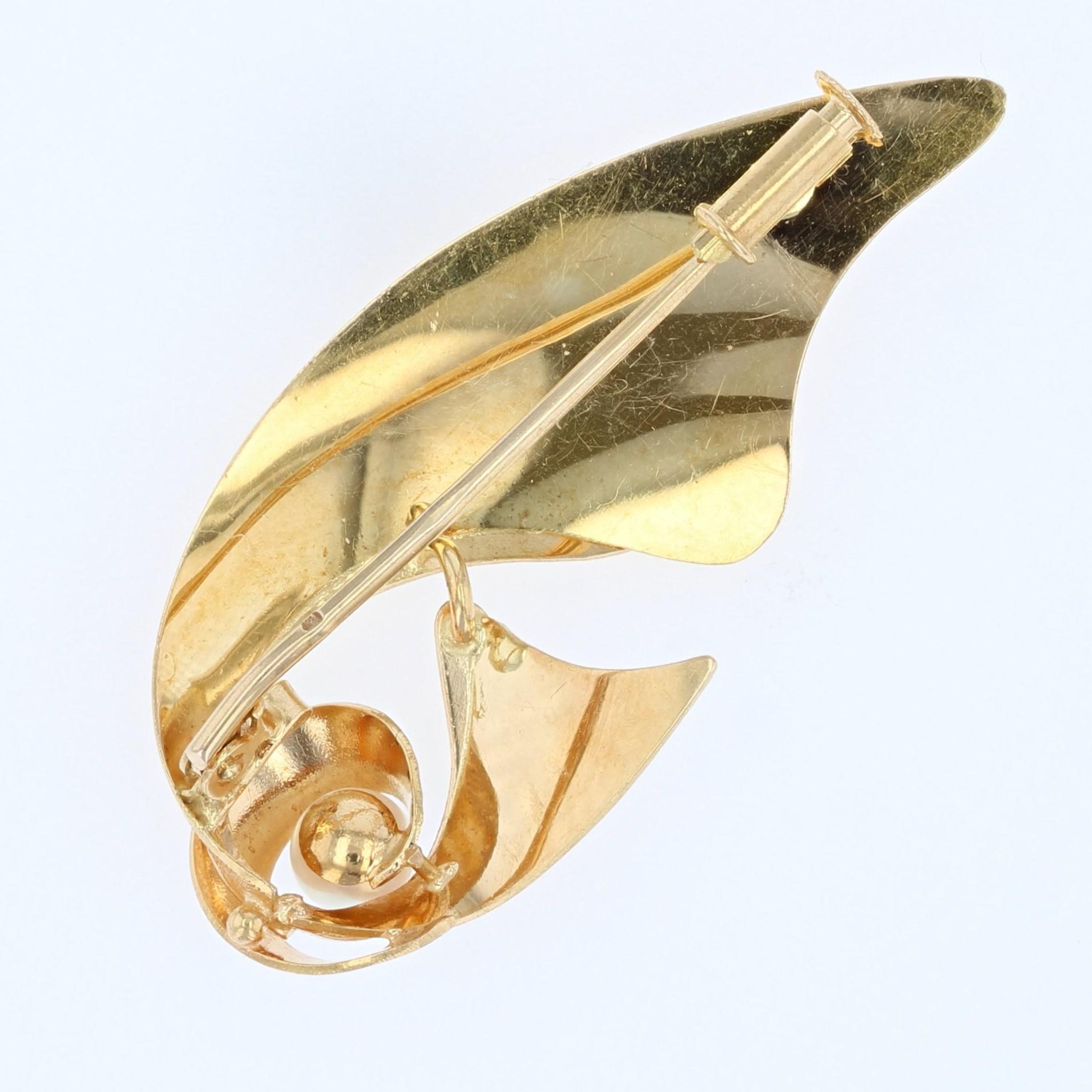 French, 1960s, Cultured Pearl 18 Karat Yellow Brushed Gold Bow Brooch For Sale 2