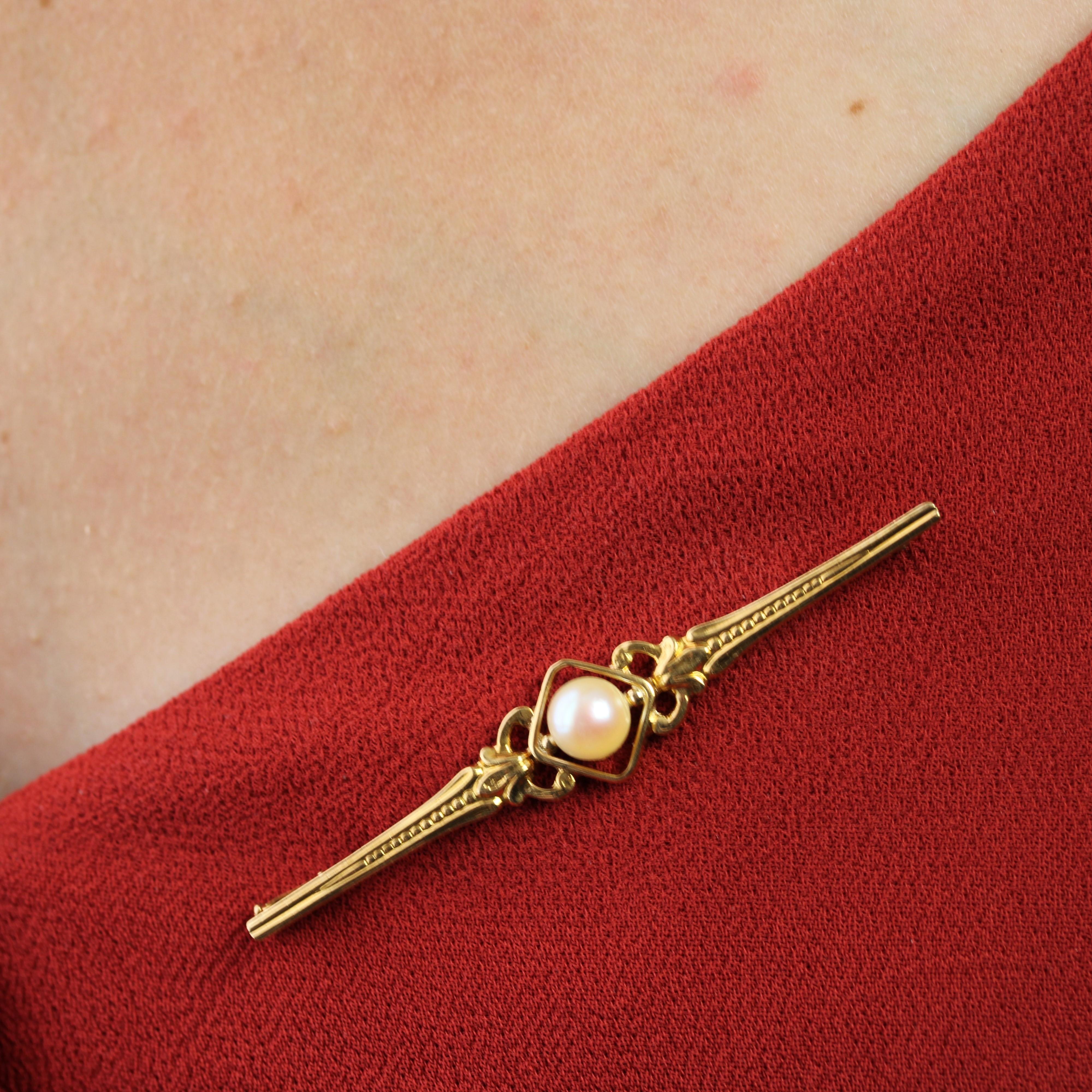 Women's French 1960s Cultured Pearl 18 Karat Yellow Gold Bar Brooch For Sale