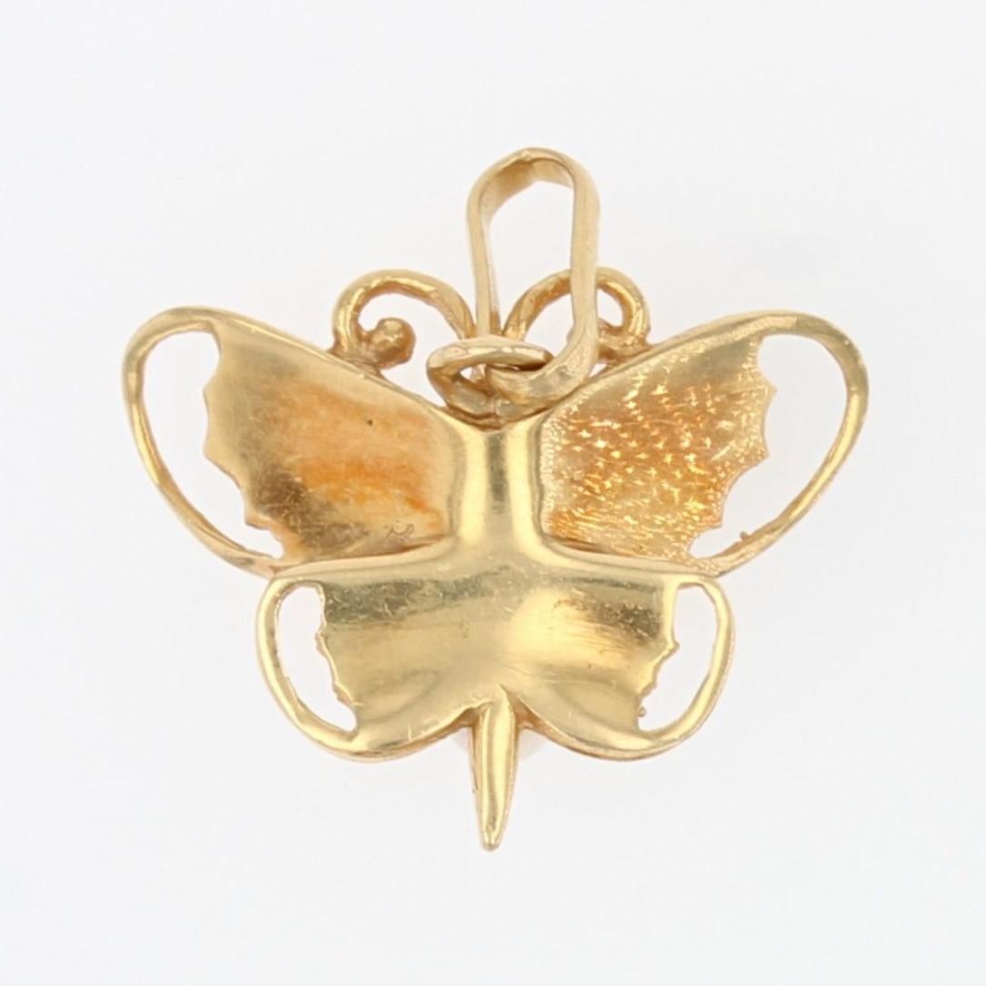 Pendant in 18 karat yellow gold, eagle head hallmark.
This pendant represents a butterfly in yellow gold whose body is set with 3 cultured pearls.
Pendant sold alone without its chain of presentation.
Height : 1.5 cm, width : 16.5 mm, thickness :