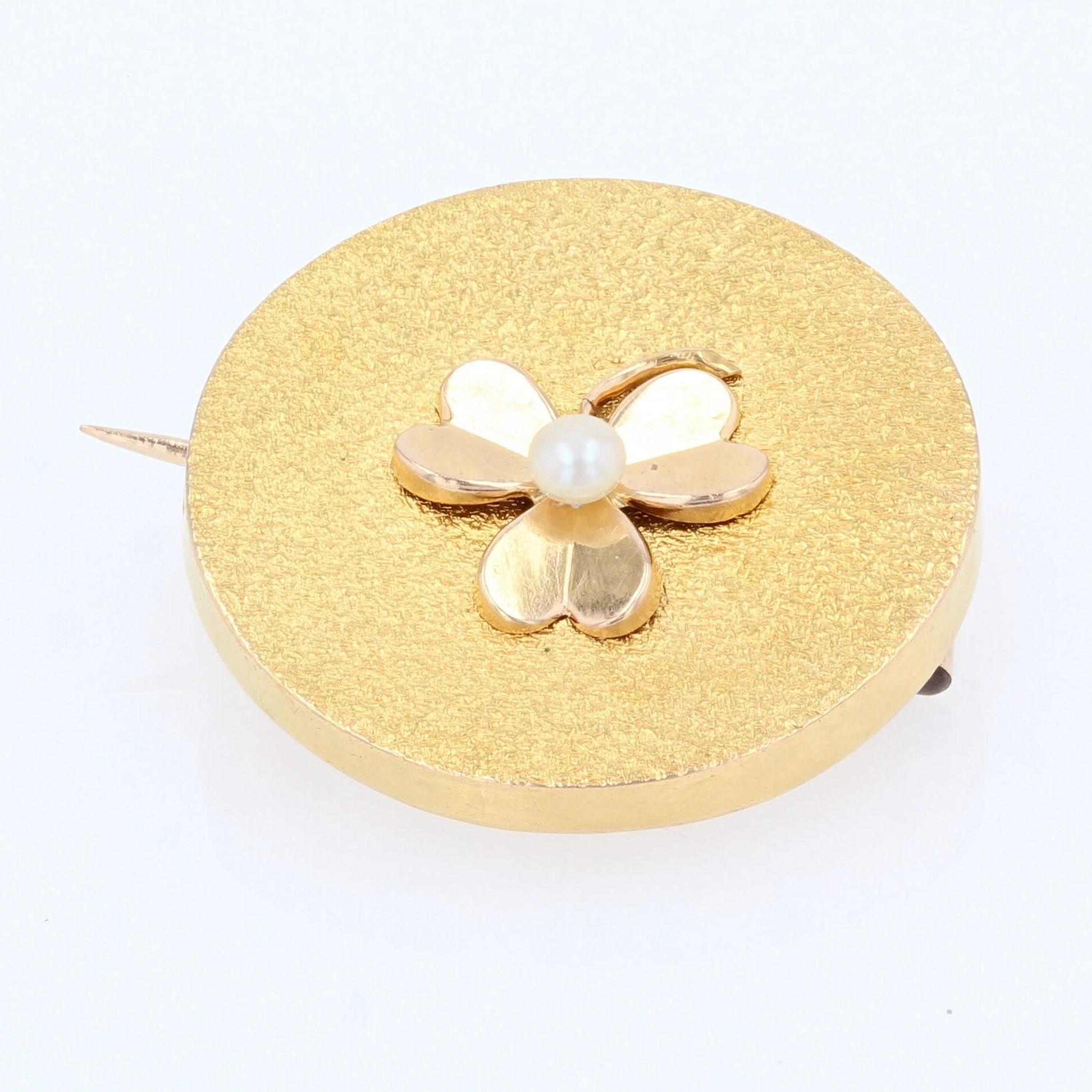 French, 1960s Cultured Pearl 18 Karat Yellow Gold Clover Brooch In Good Condition In Poitiers, FR
