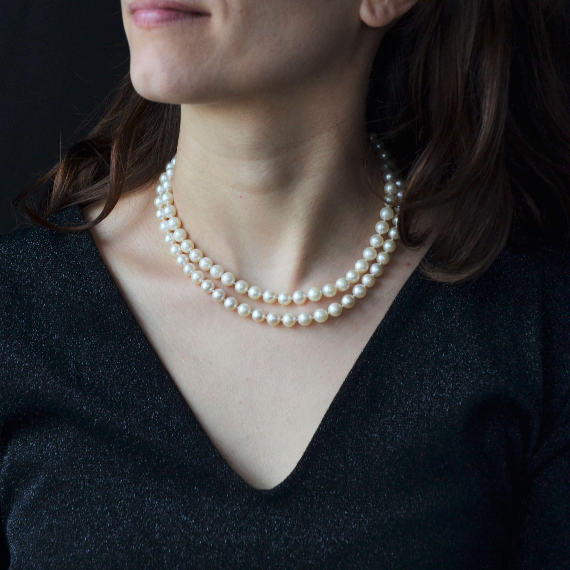 Collier de perles de culture rondes blanc orient, il est formé d'un double rang retenu par un fermoir rectangulaire en or jaune 18 carats, poinçon tête d'aigle, cliquet et sécurité 