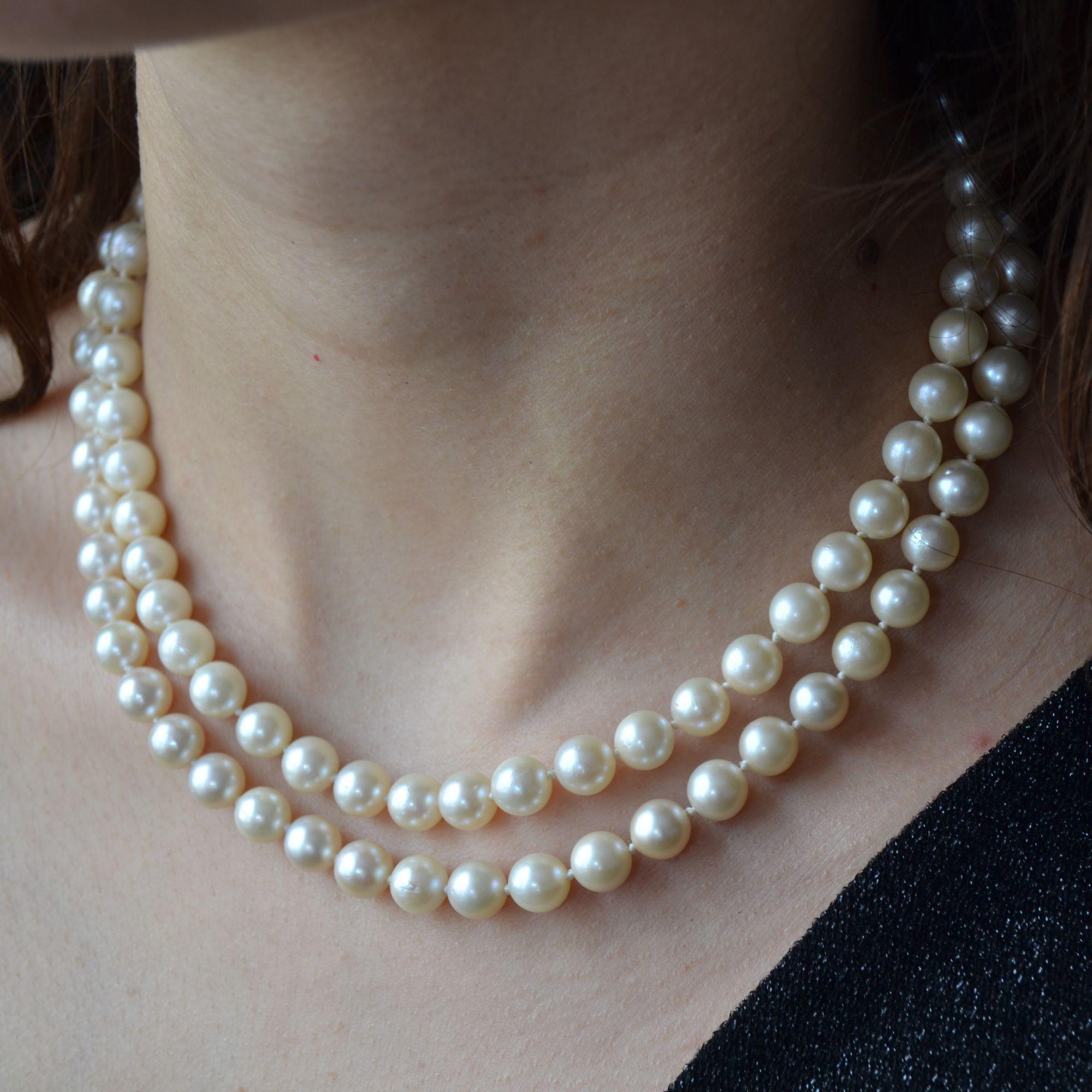 French 1960s Cultured Pearl 18 Karat Yellow Gold Double Row Necklace For Sale 1