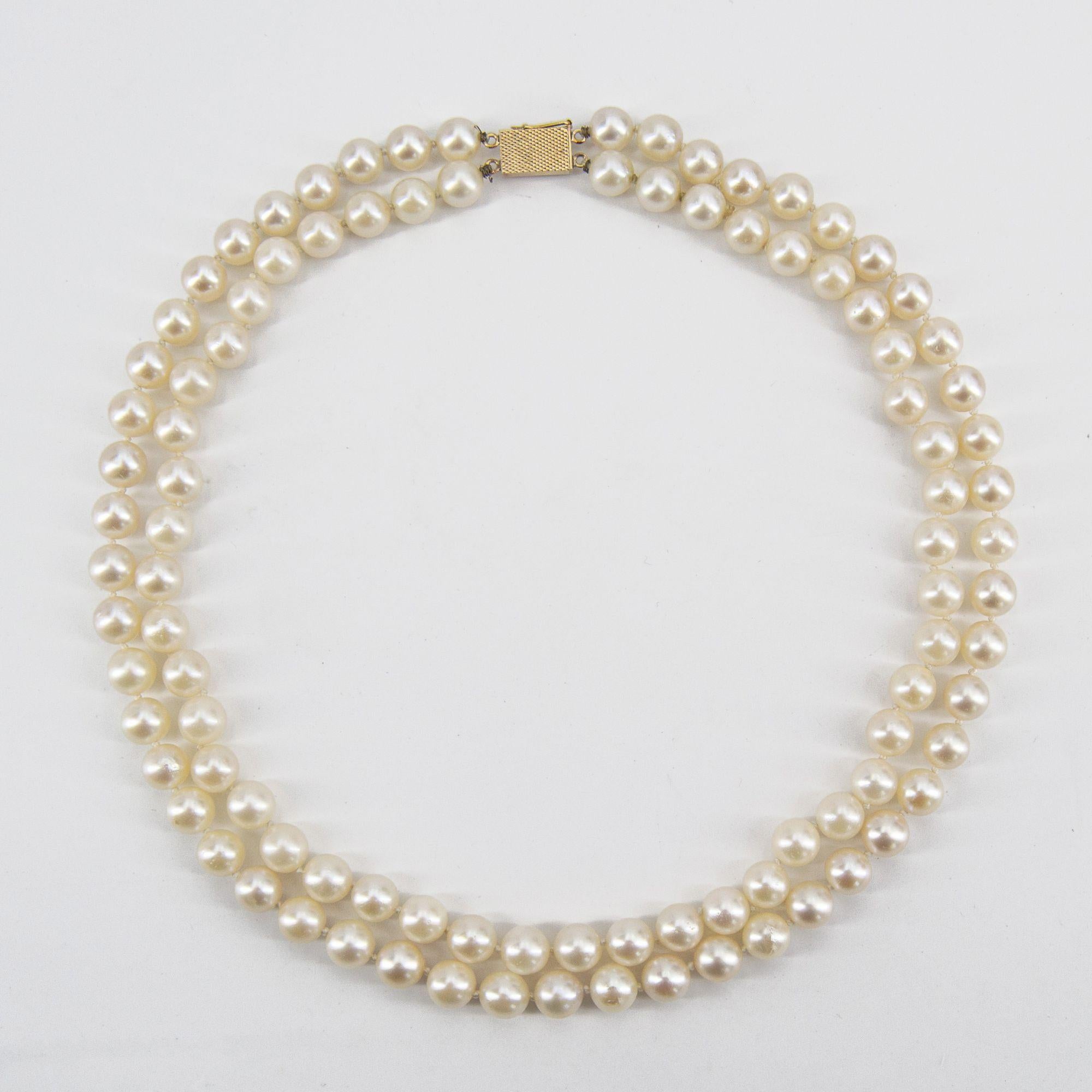 Collier  double range de perles de culture franaises des annes 1960 en or jaune 18 carats en vente 3