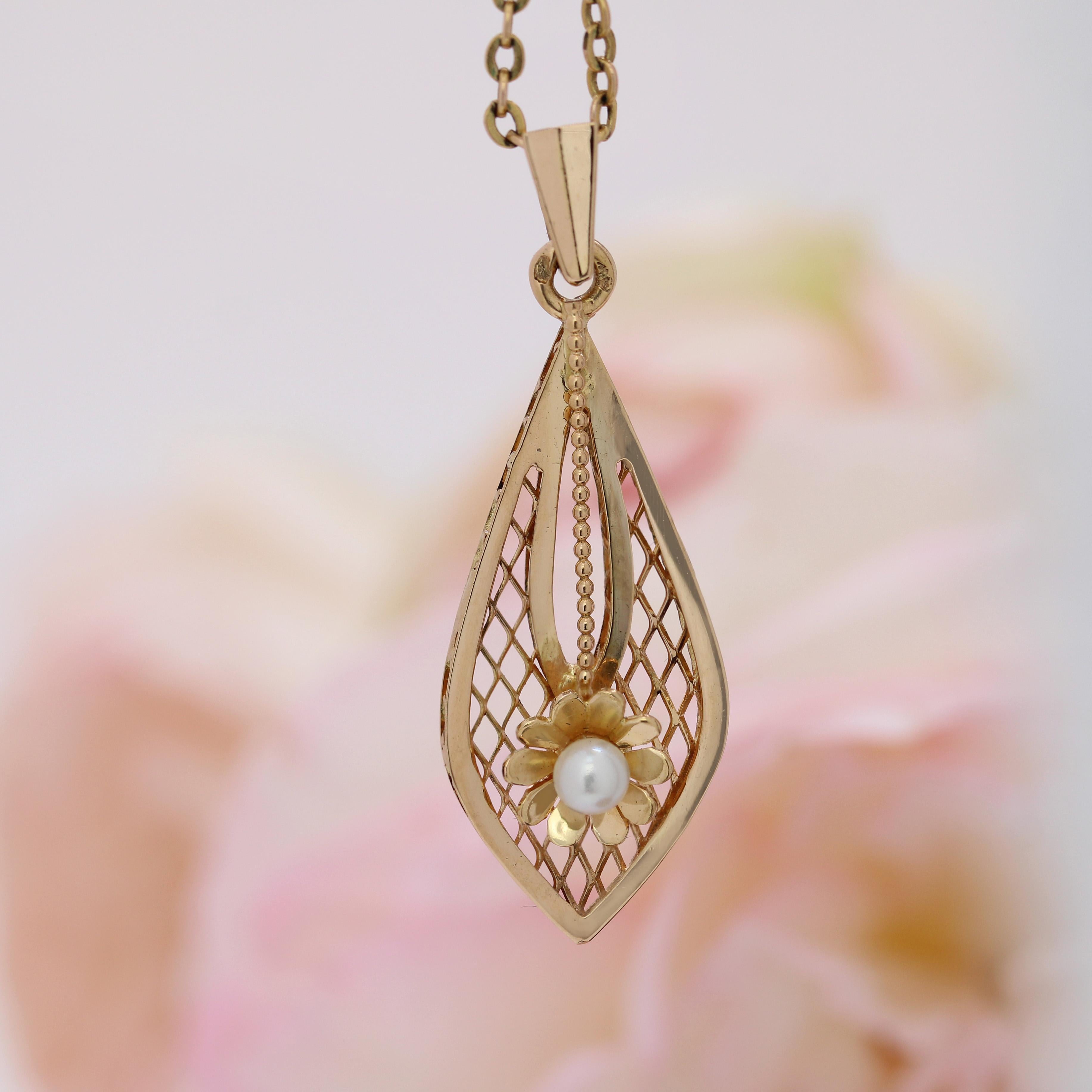 Rétro Ciondolo a forma di goccia in oro giallo 18 carati con perla coltivata francese del 1960 in vendita