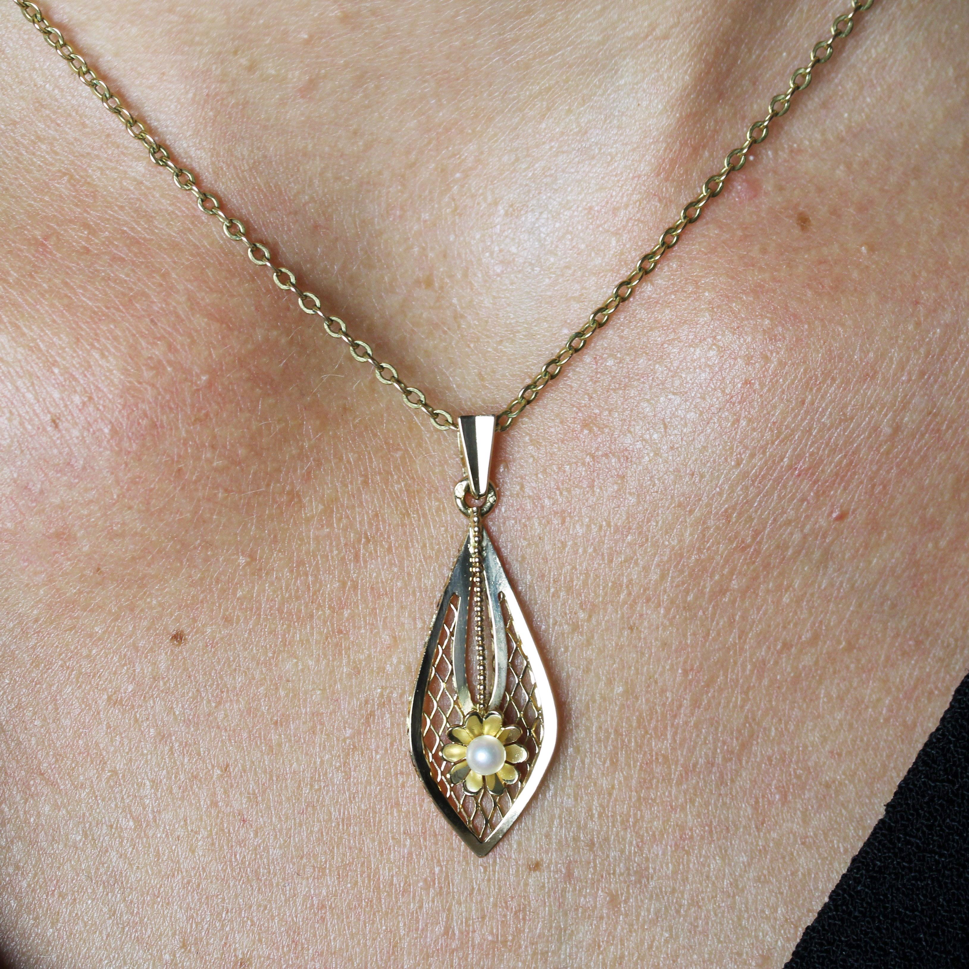 Donna Ciondolo a forma di goccia in oro giallo 18 carati con perla coltivata francese del 1960 in vendita