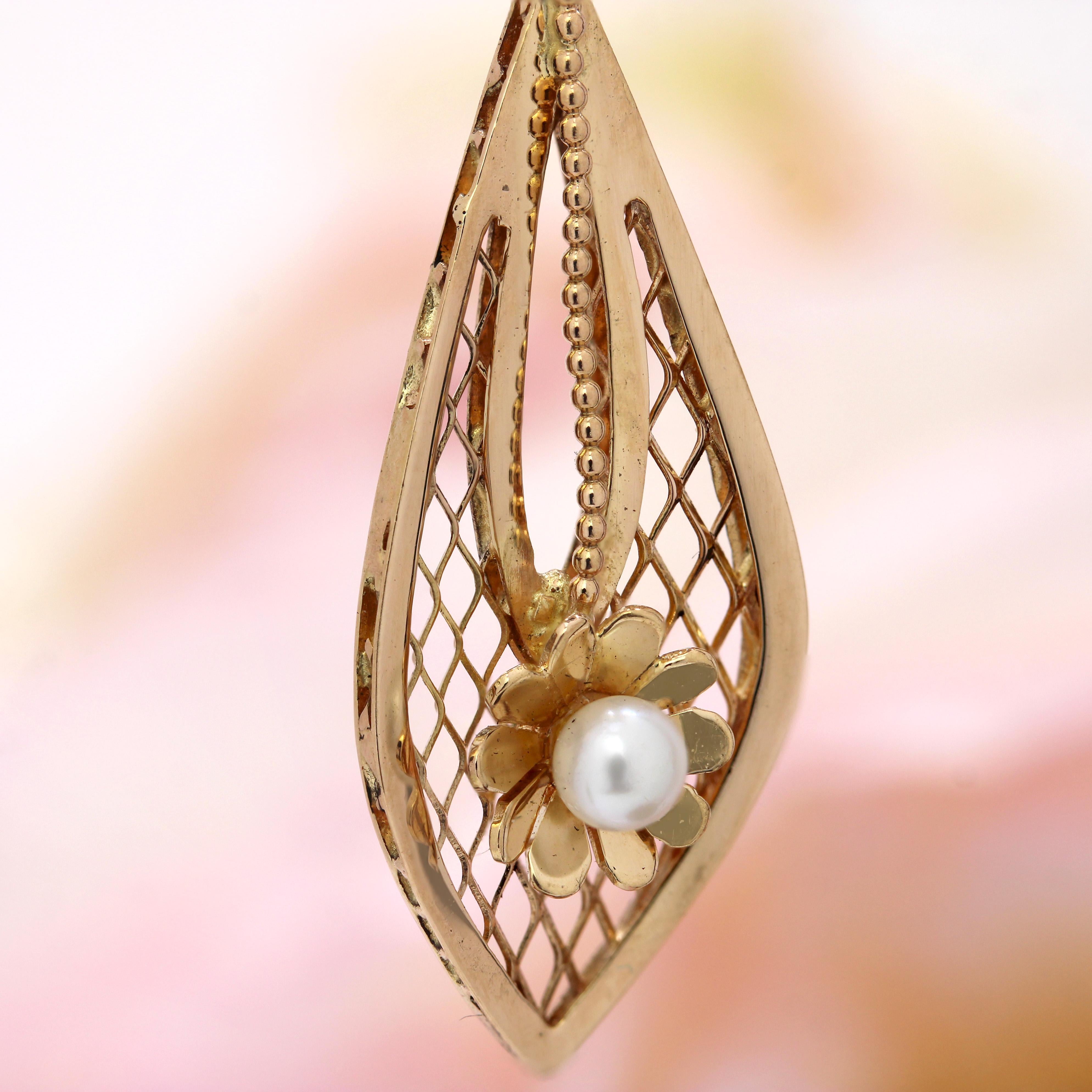 Ciondolo a forma di goccia in oro giallo 18 carati con perla coltivata francese del 1960 in vendita 1