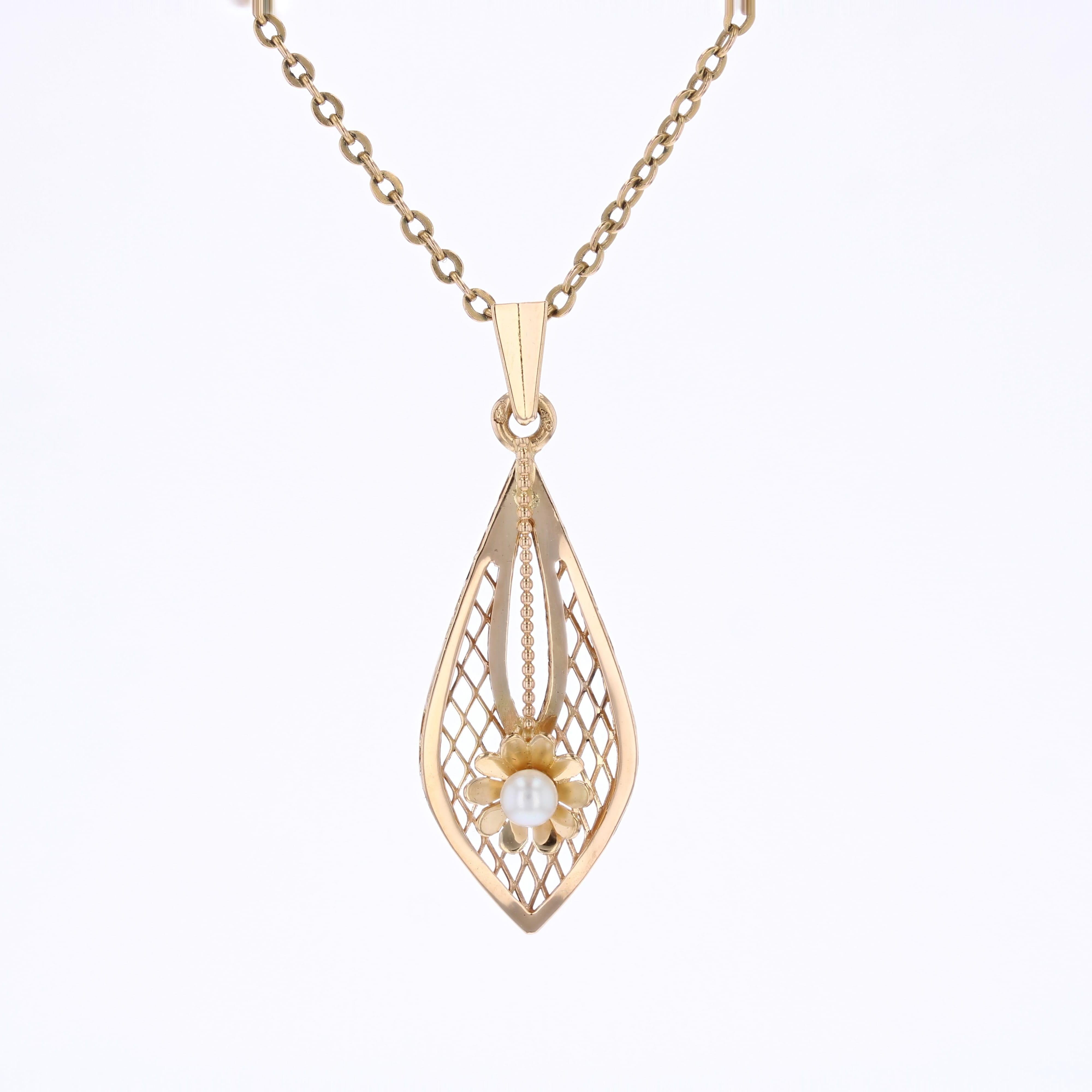 Ciondolo a forma di goccia in oro giallo 18 carati con perla coltivata francese del 1960 in vendita 2