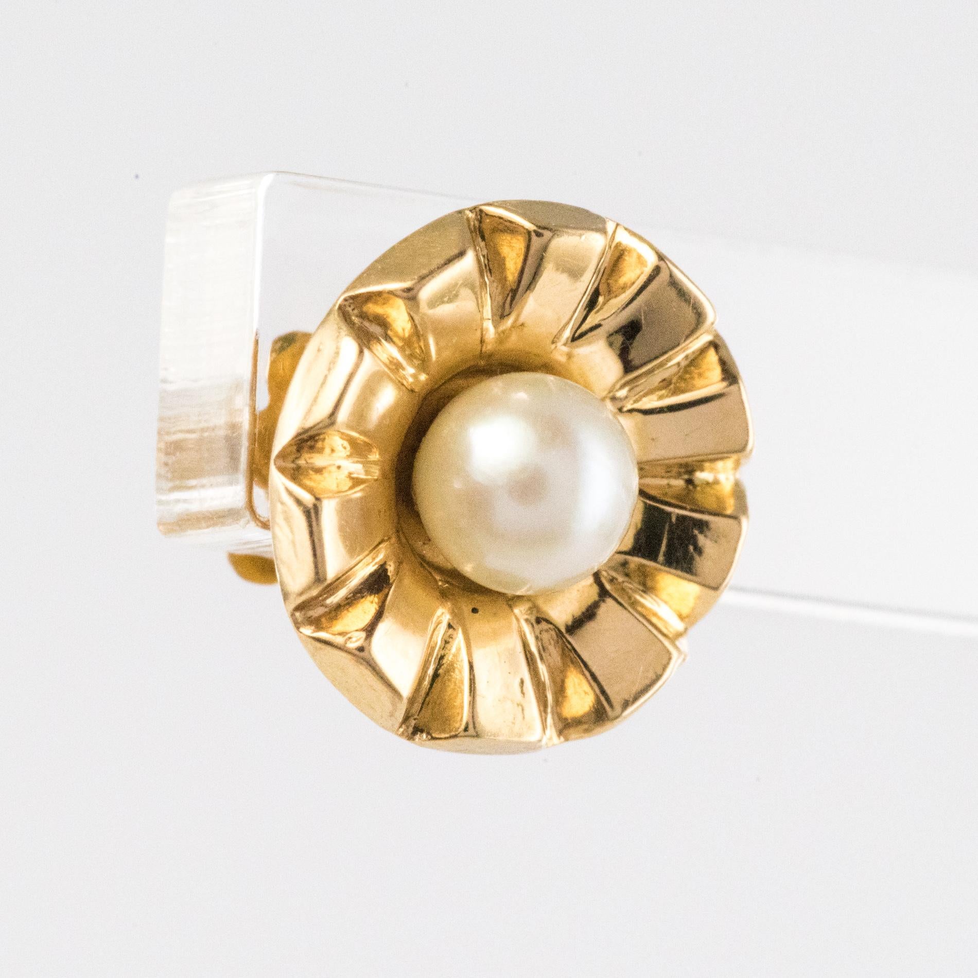 French 1960s Cultured Pearl 18 Karat Yellow Gold Stud Earrings In Good Condition In Poitiers, FR