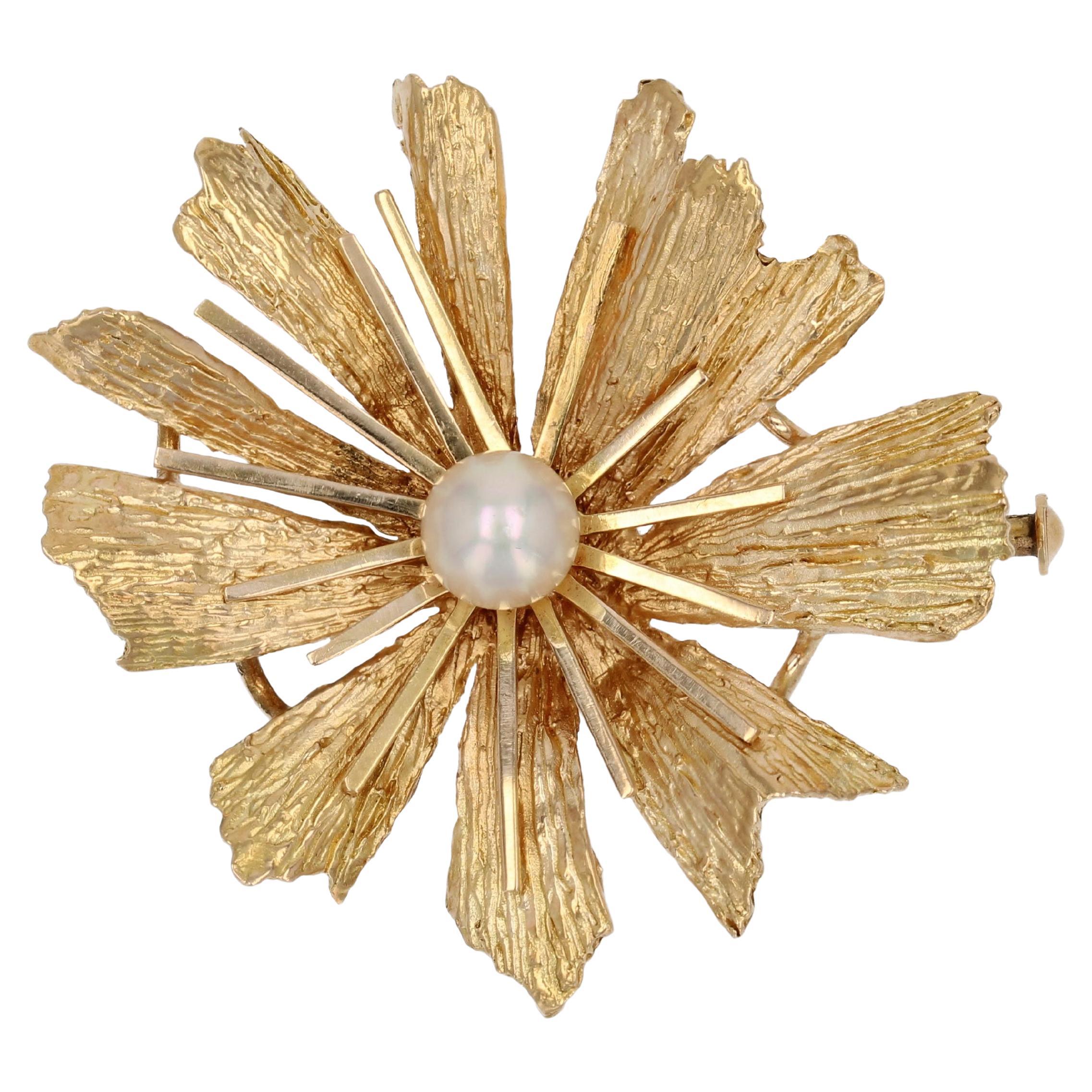 Broche fleur en or jaune texturé 18 carats, perles de culture françaises des années 1960