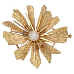 Broche fleur en or jaune texturé 18 carats, perles de culture françaises des années 1960