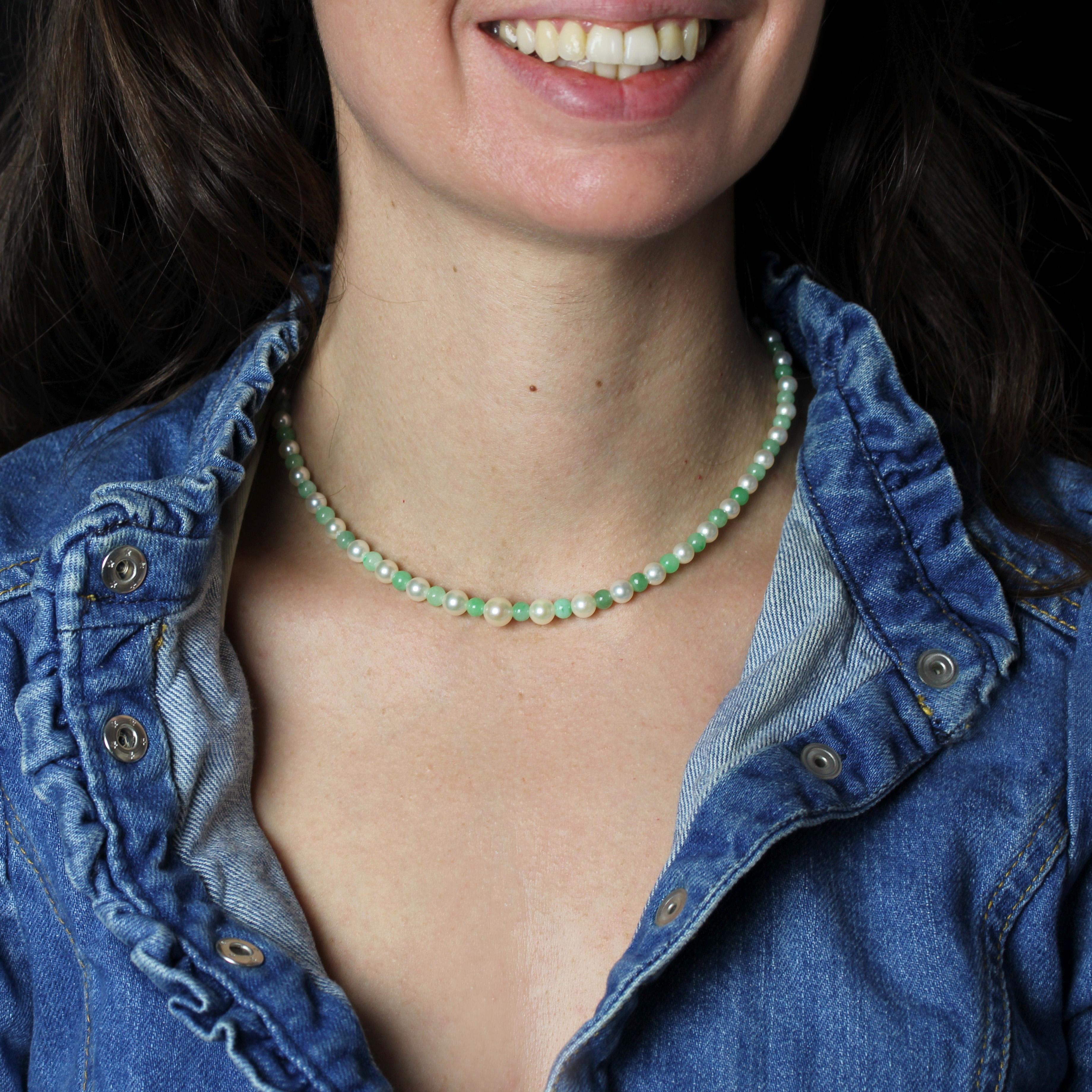 Collana composta da un'alternanza di perle coltivate, di colore bianco perlaceo, e piccole perle di giada. La chiusura è a forma di Oliver, con meccanismo a cricchetto e catena di sicurezza, il tutto in oro rosa, 18 carati, marchio a testa