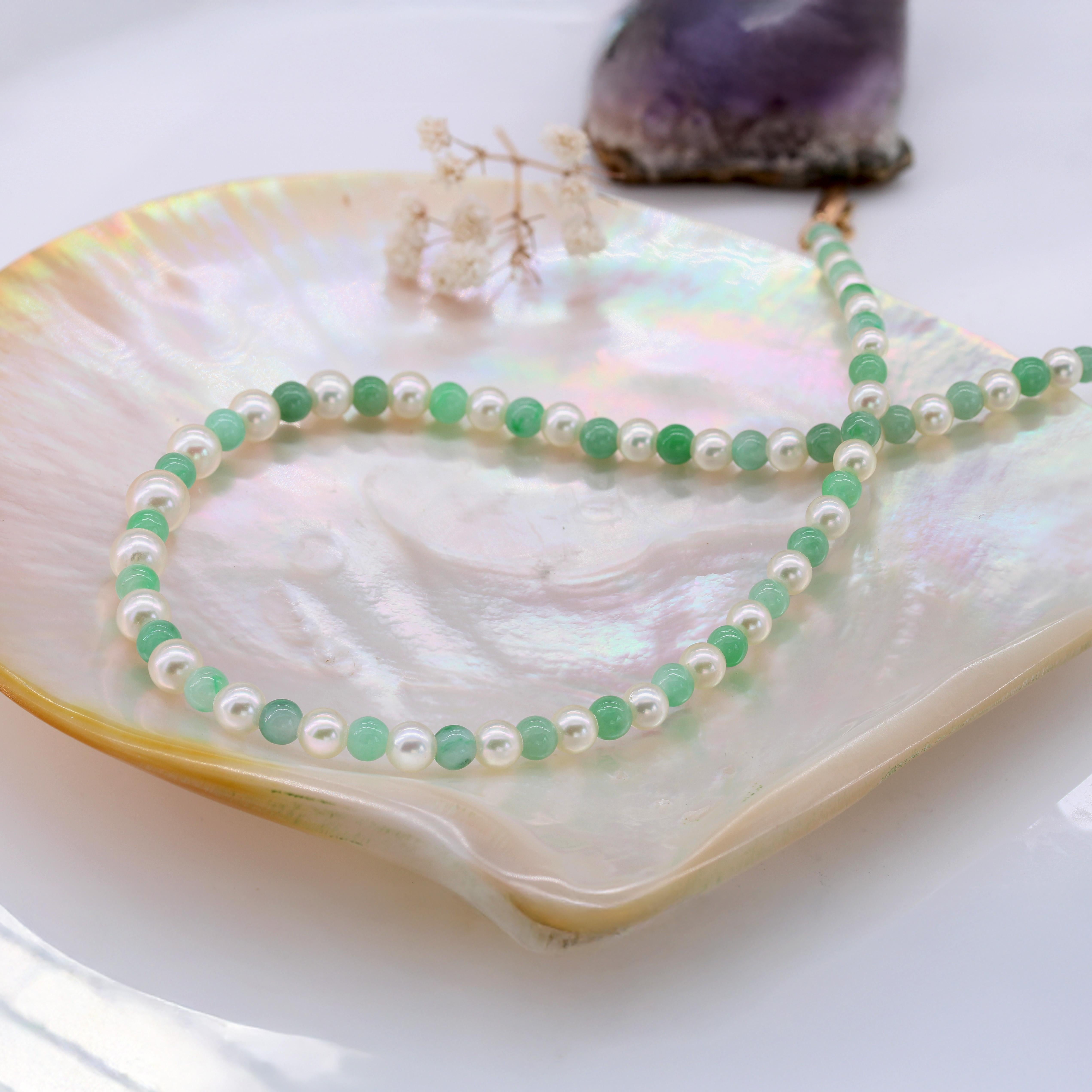 Rétro Perle coltivate francesi del 1960, perle di giada, collana con chiusura in oro rosa 18 carati in vendita