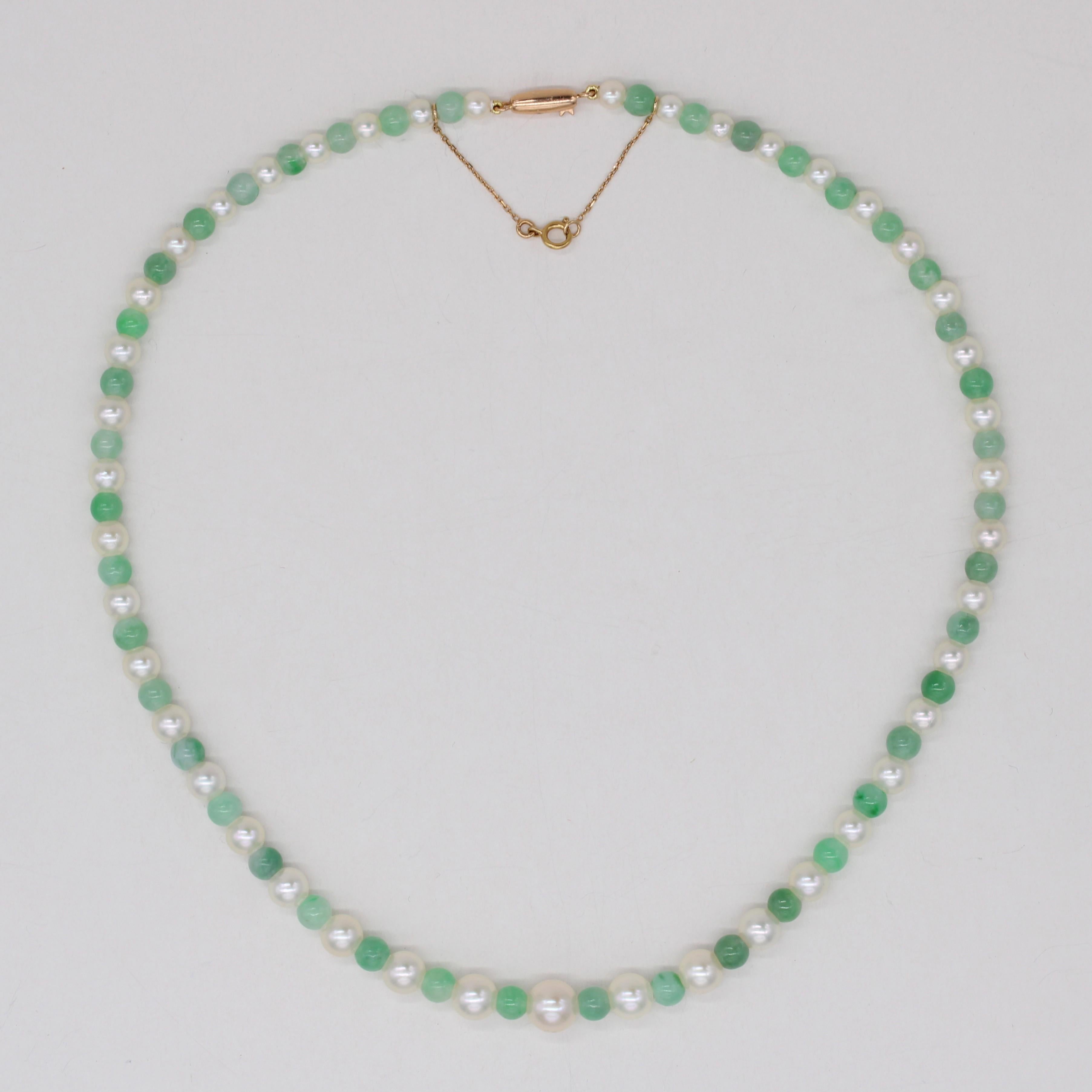 Perlina Perle coltivate francesi del 1960, perle di giada, collana con chiusura in oro rosa 18 carati in vendita