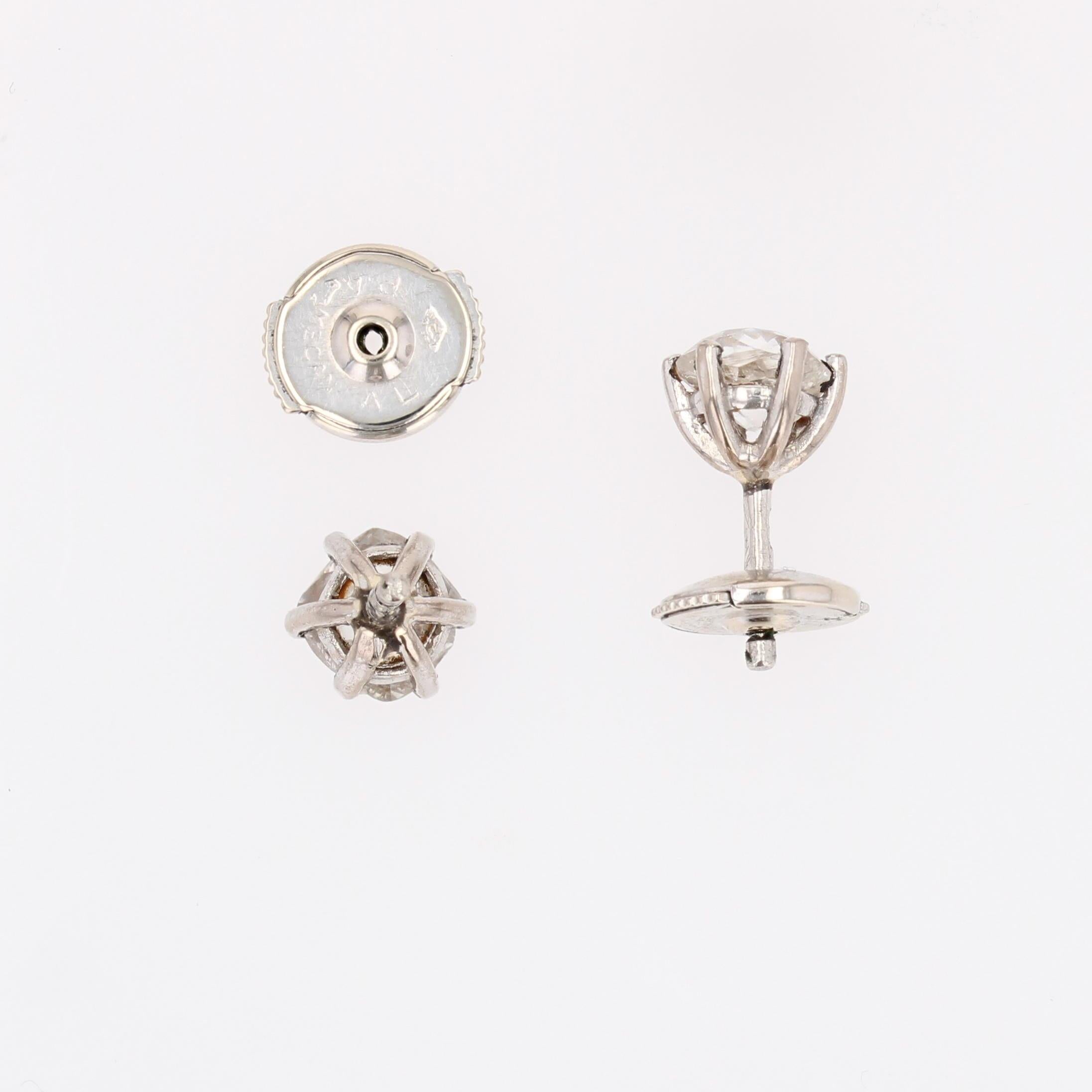 Boucles d'oreilles en or blanc 18 carats avec diamants taille coussin des années 1960 en vente 4