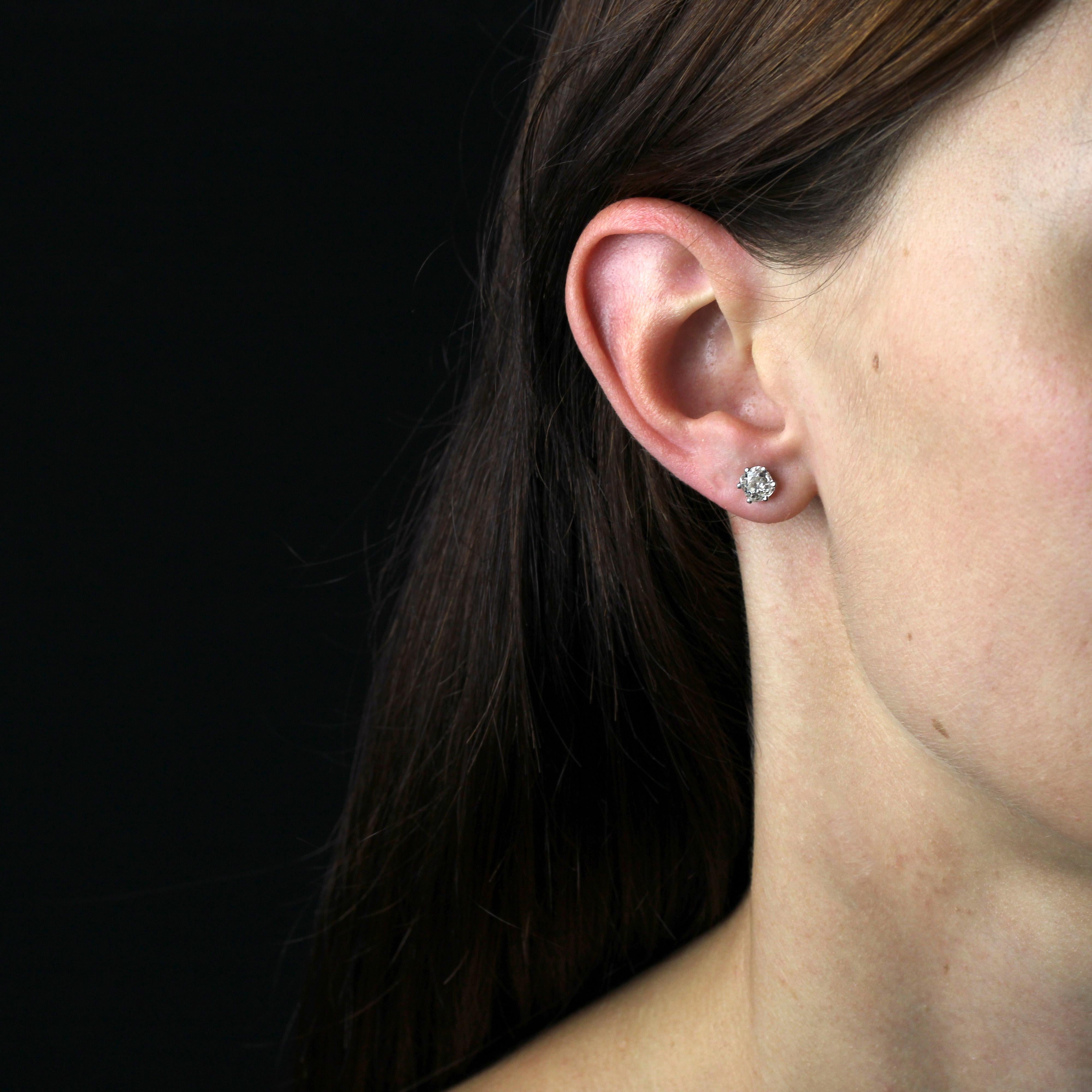 Pour les oreilles percées.
Boucles d'oreilles en or blanc 18 carats, poinçon tête d'aigle.
Chaque boucle d'oreille ancienne est ornée d'un diamant antique de taille coussin maintenu par six griffes. Le fermoir est un disque Alpa.
Poids total des 2