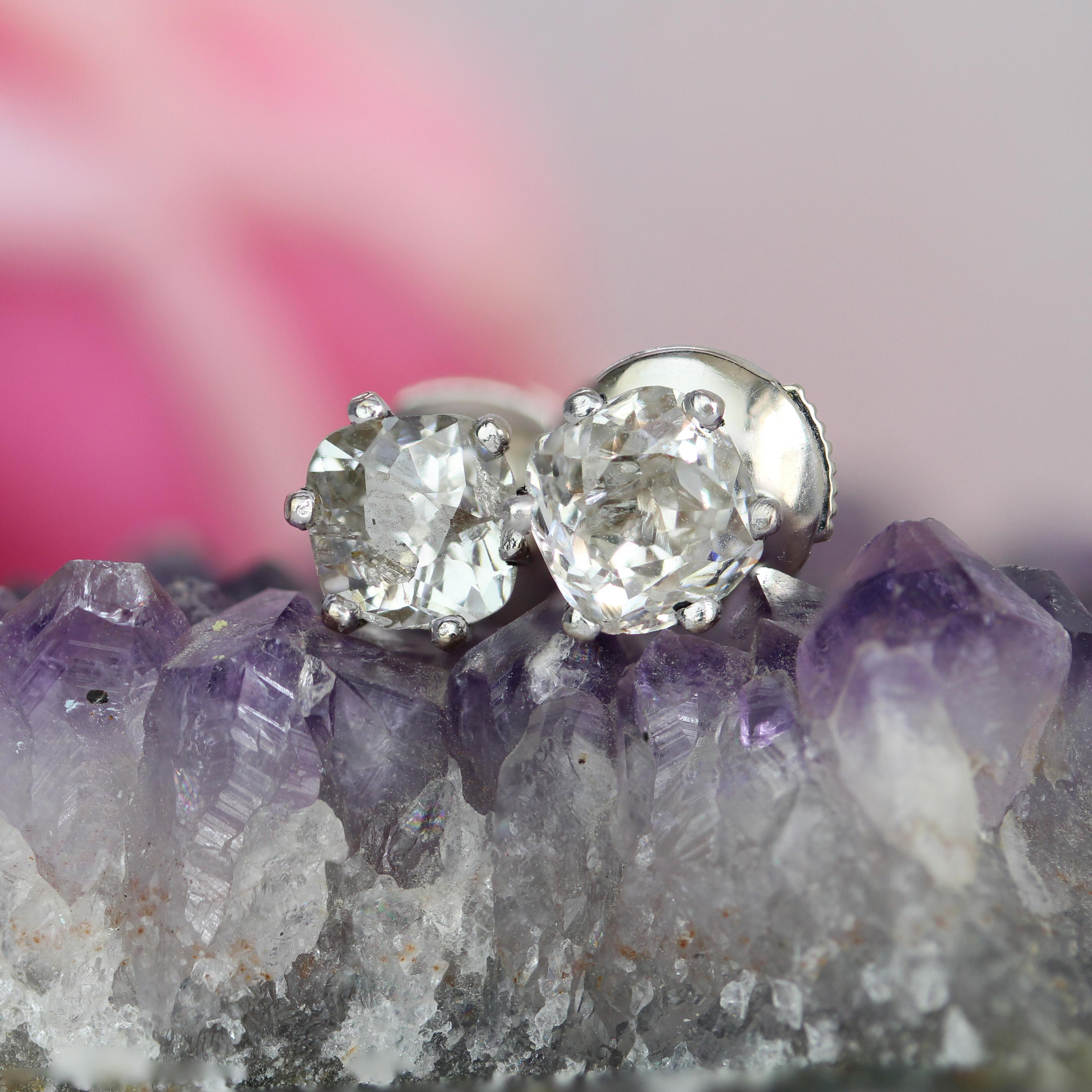 Rétro Boucles d'oreilles en or blanc 18 carats avec diamants taille coussin des années 1960 en vente