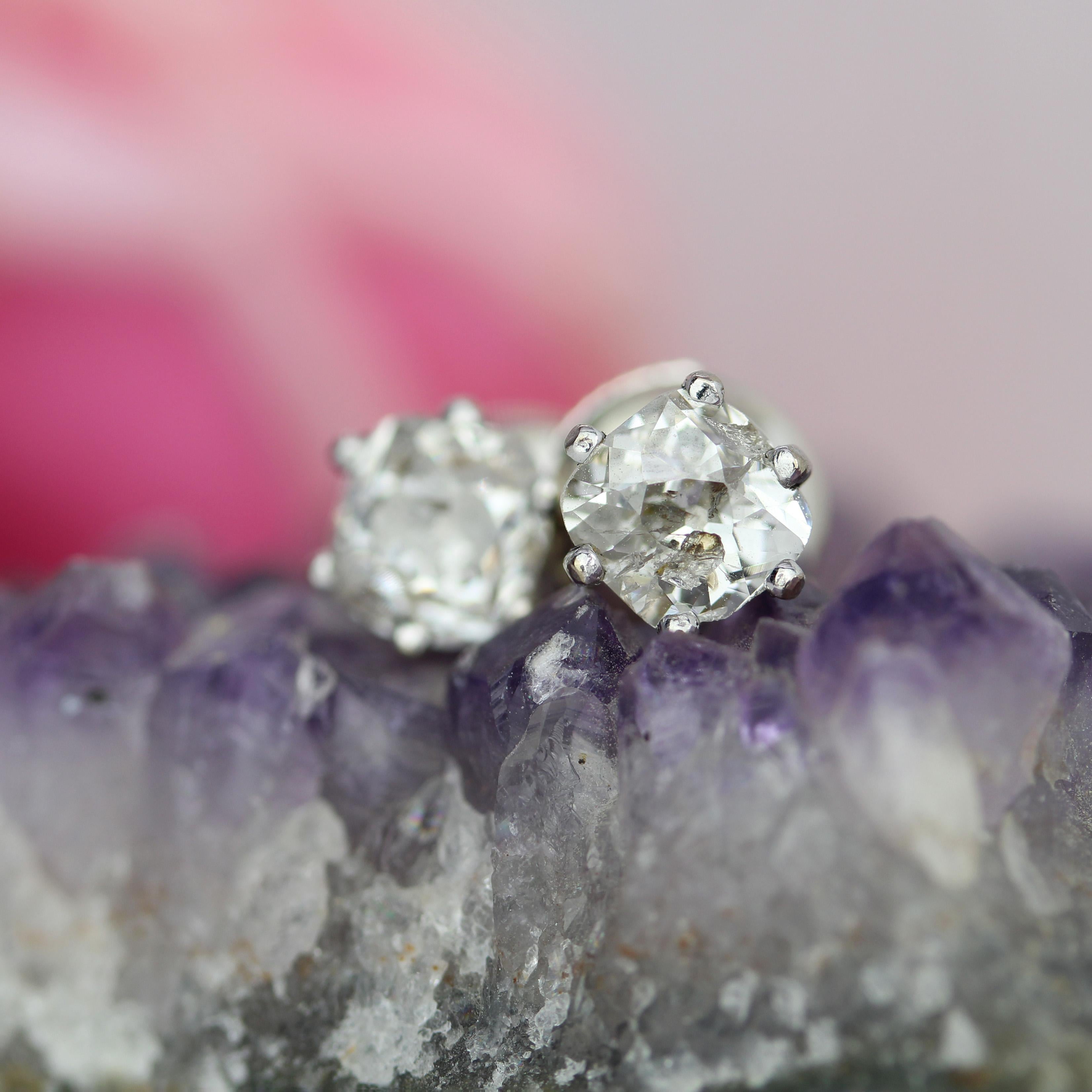 Boucles d'oreilles en or blanc 18 carats avec diamants taille coussin des années 1960 Pour femmes en vente