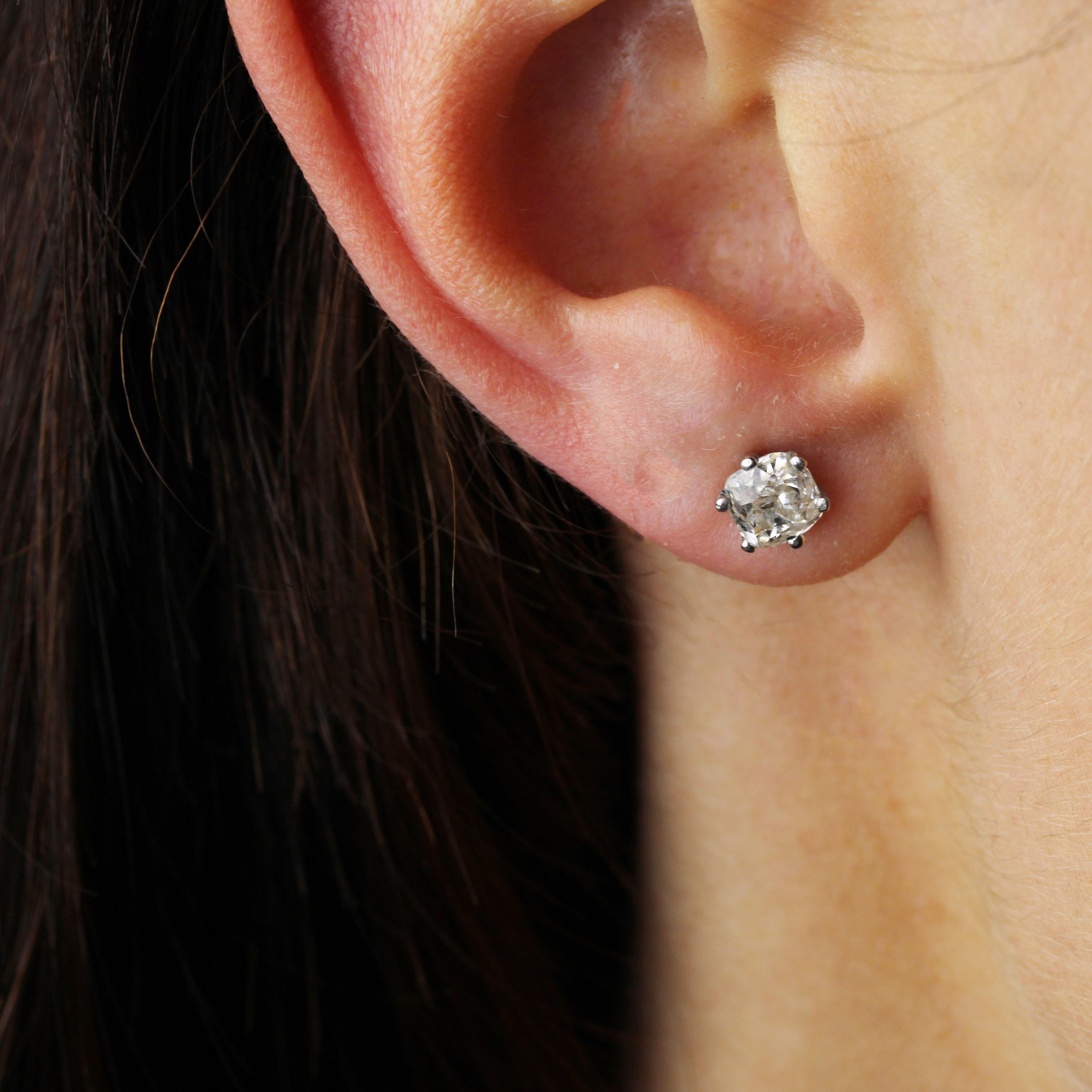 Boucles d'oreilles en or blanc 18 carats avec diamants taille coussin des années 1960 en vente 1