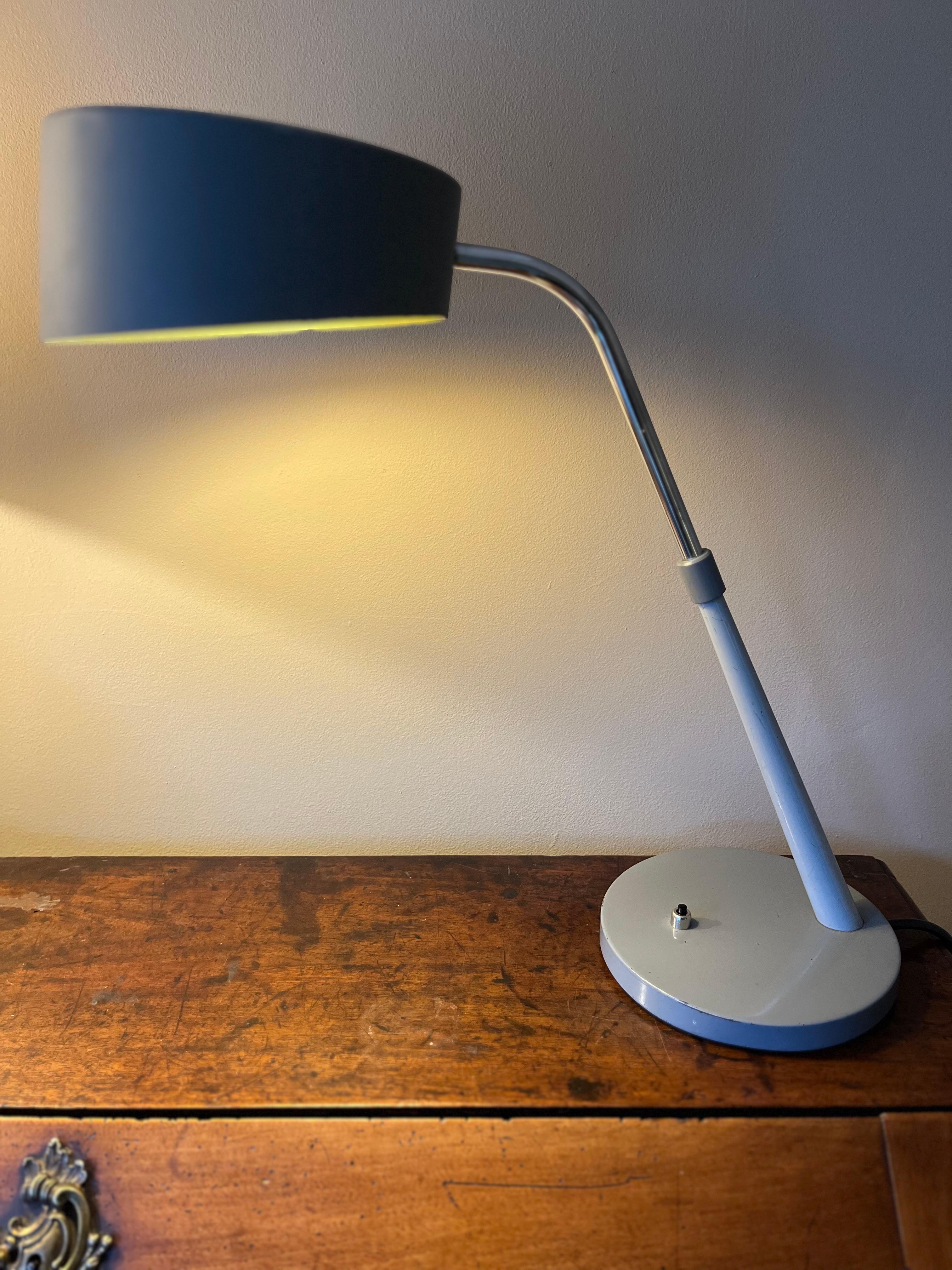 Lampe de bureau française des années 1960 en émail gris dans le style de la lampe Juno de Charlotte Perriand. Bonne taille. Recâblé.