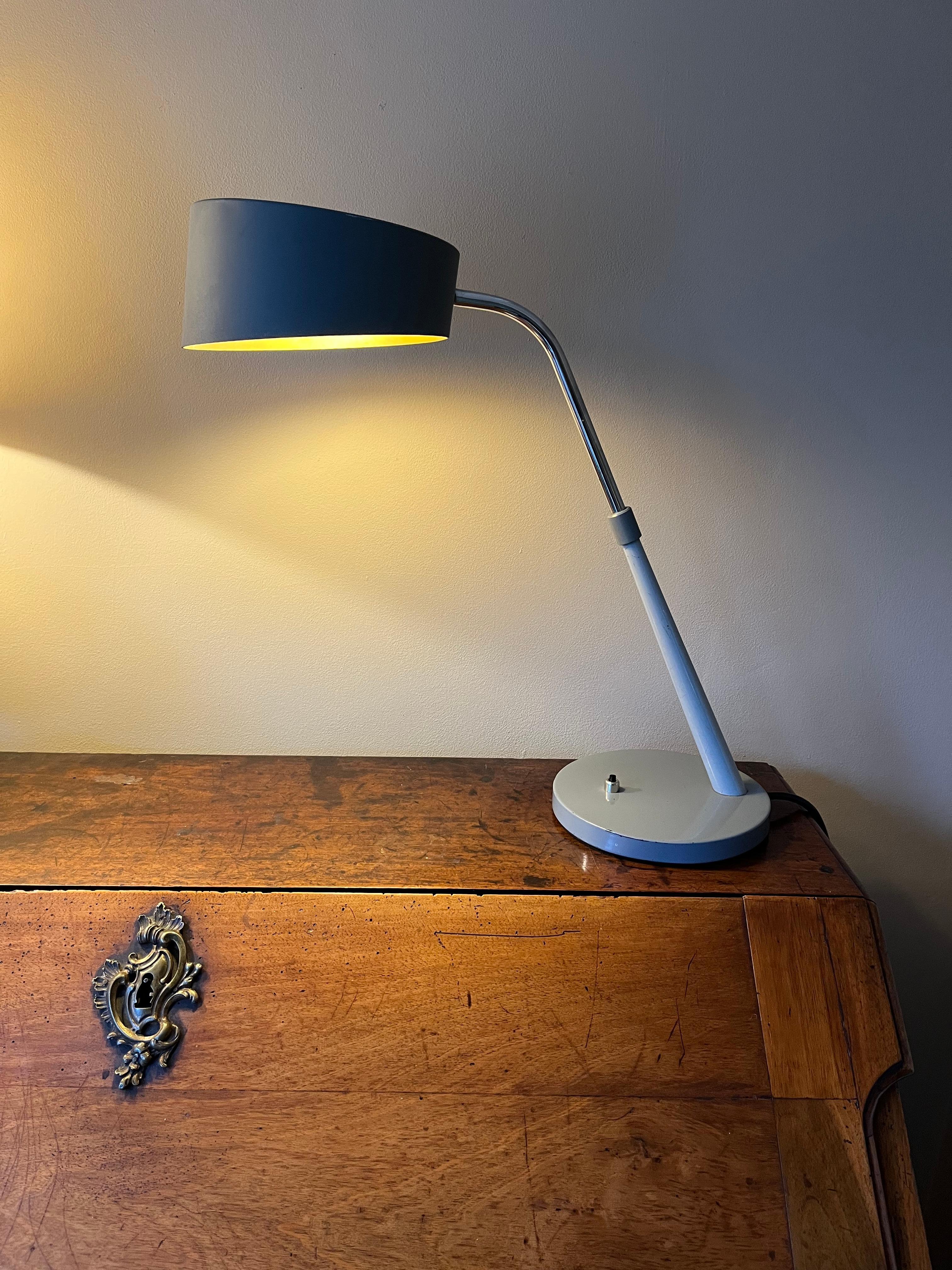 Émaillé Lampe de bureau française des années 1960 en vente