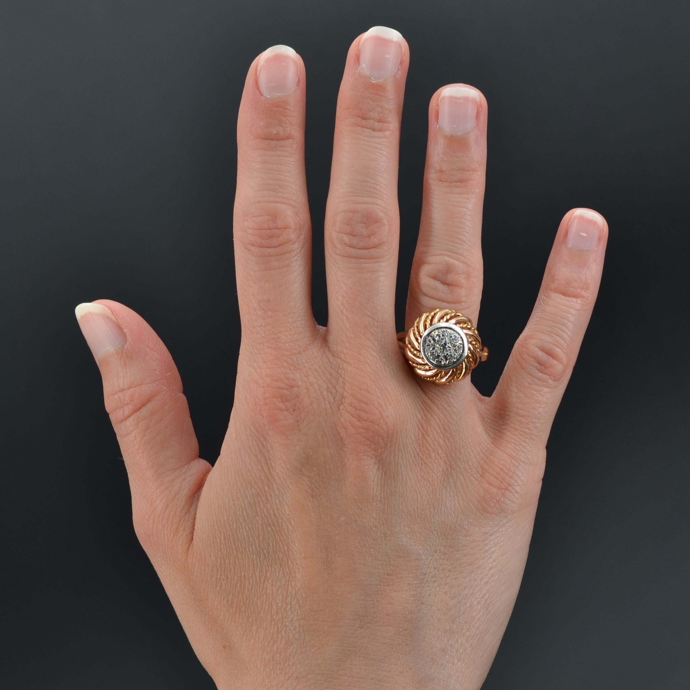Ring in 18 karat rose gold, eagle head hallmark.
Charming retro ring, it is decorated on its top with a set of 5 diamonds in a round pattern within an openwork decoration of alternating twists to the base.
Total weight of the diamonds : 0.16 carat