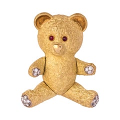 French 1960s Diamond 18 Karat Yellow Gold Bear Brooch