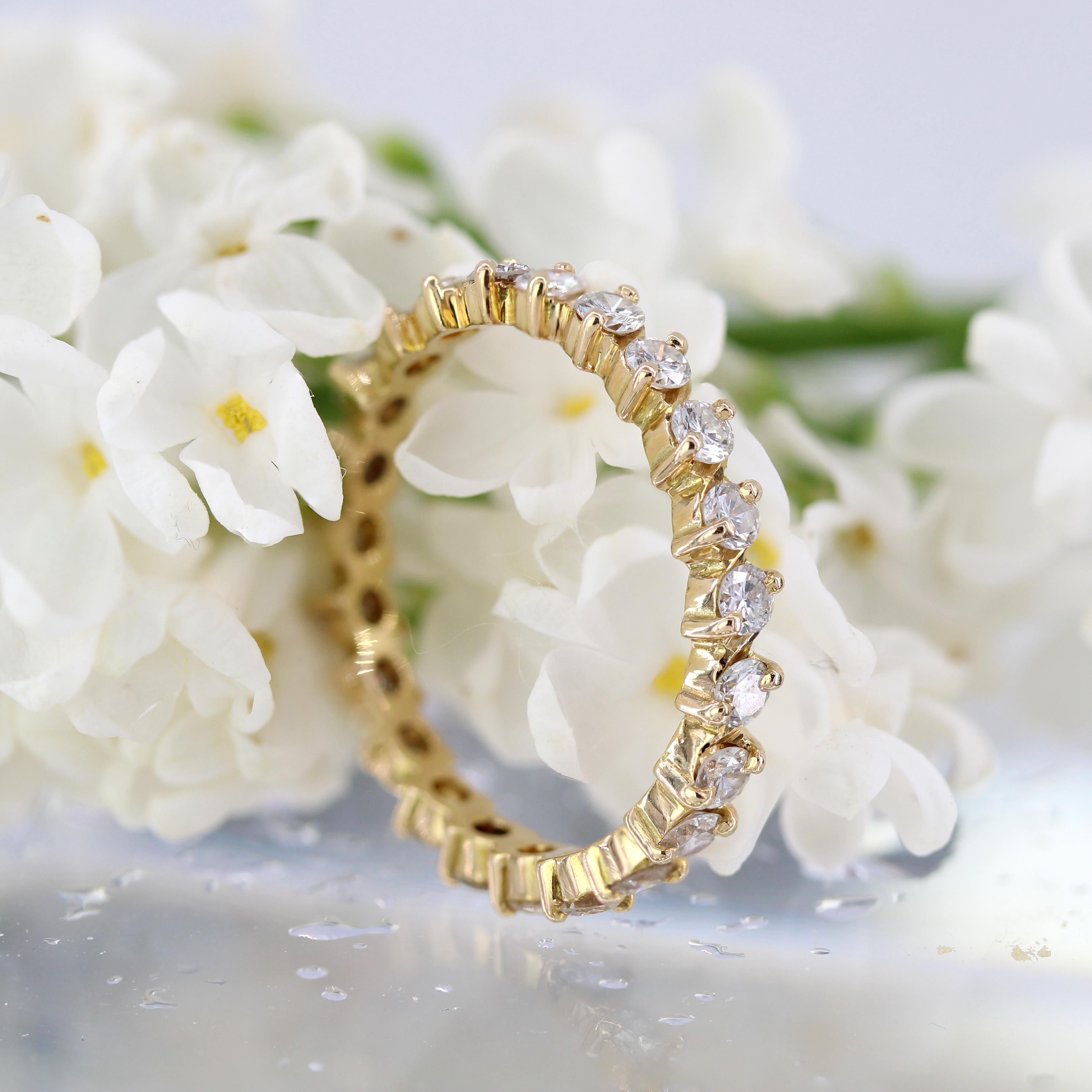 Anello nuziale di eternità in oro giallo 18 carati con diamante francese del 1960 in vendita 4