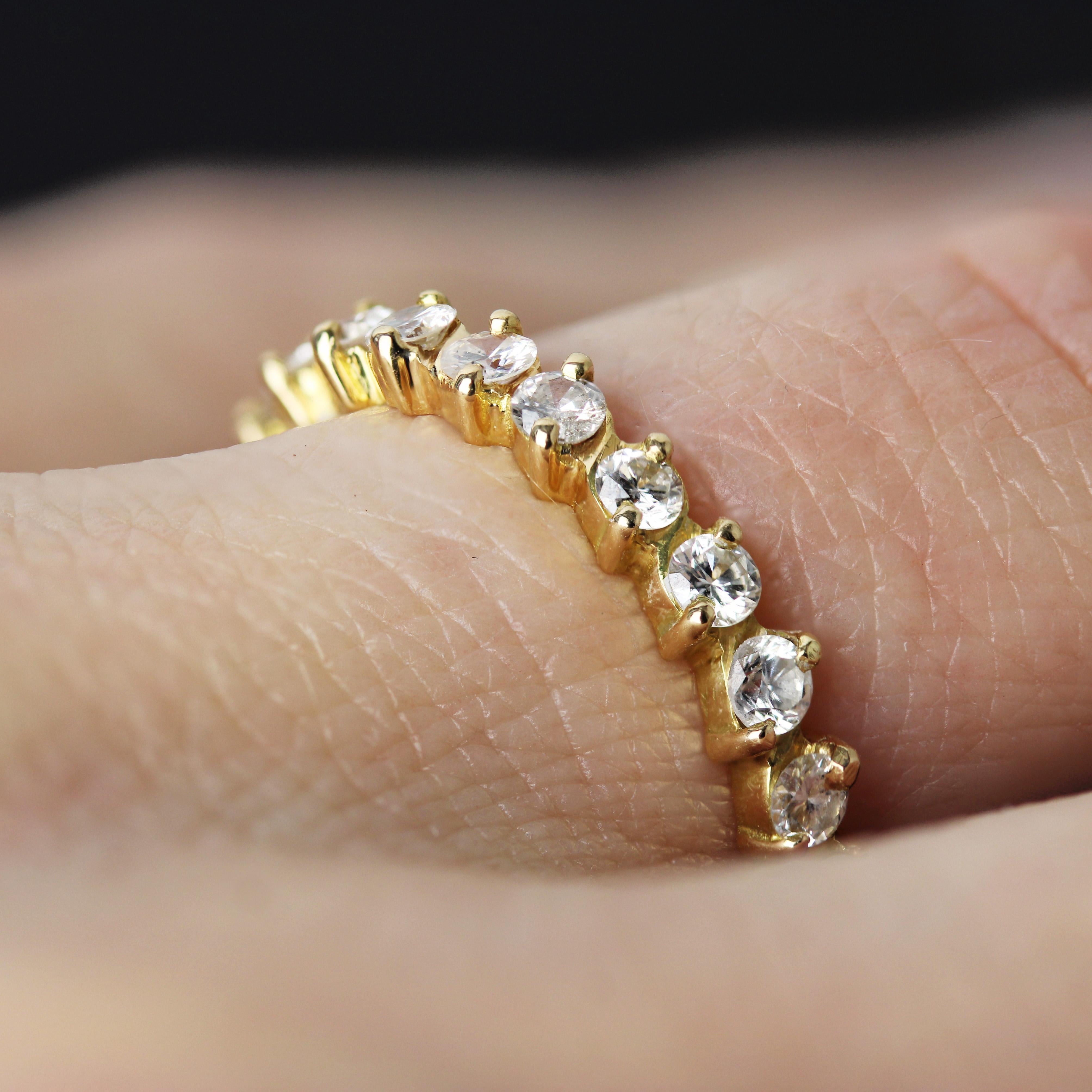 Anello nuziale di eternità in oro giallo 18 carati con diamante francese del 1960 in vendita 6