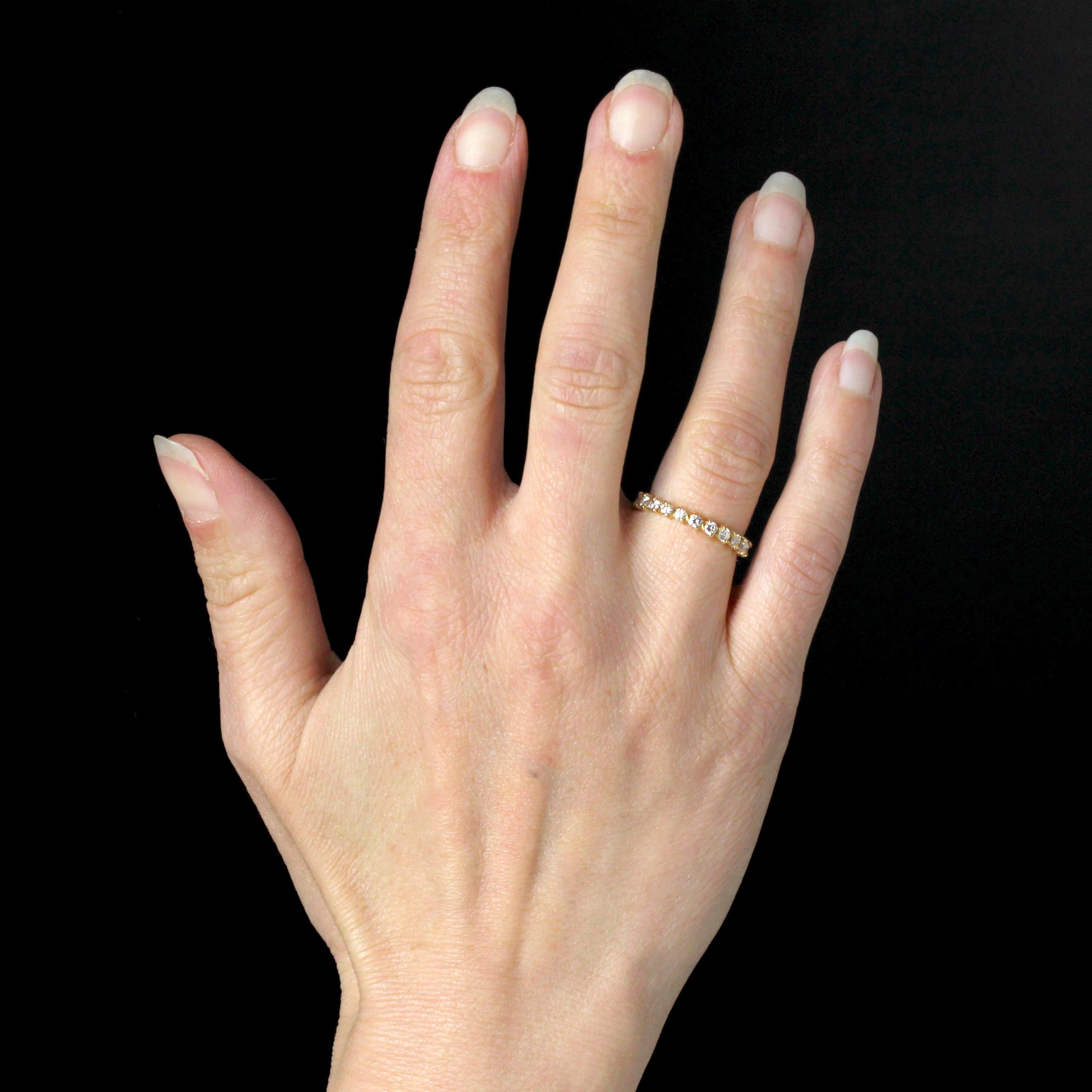 Anello in oro giallo 18 carati, punzone a testa d'aquila.
La montatura di questa fede nuziale in oro giallo è impreziosita da diamanti su tutto l'anello e trattiene ogni diamante con due griffe.
Peso totale dei diamanti: 0,78 carati circa.
Altezza: