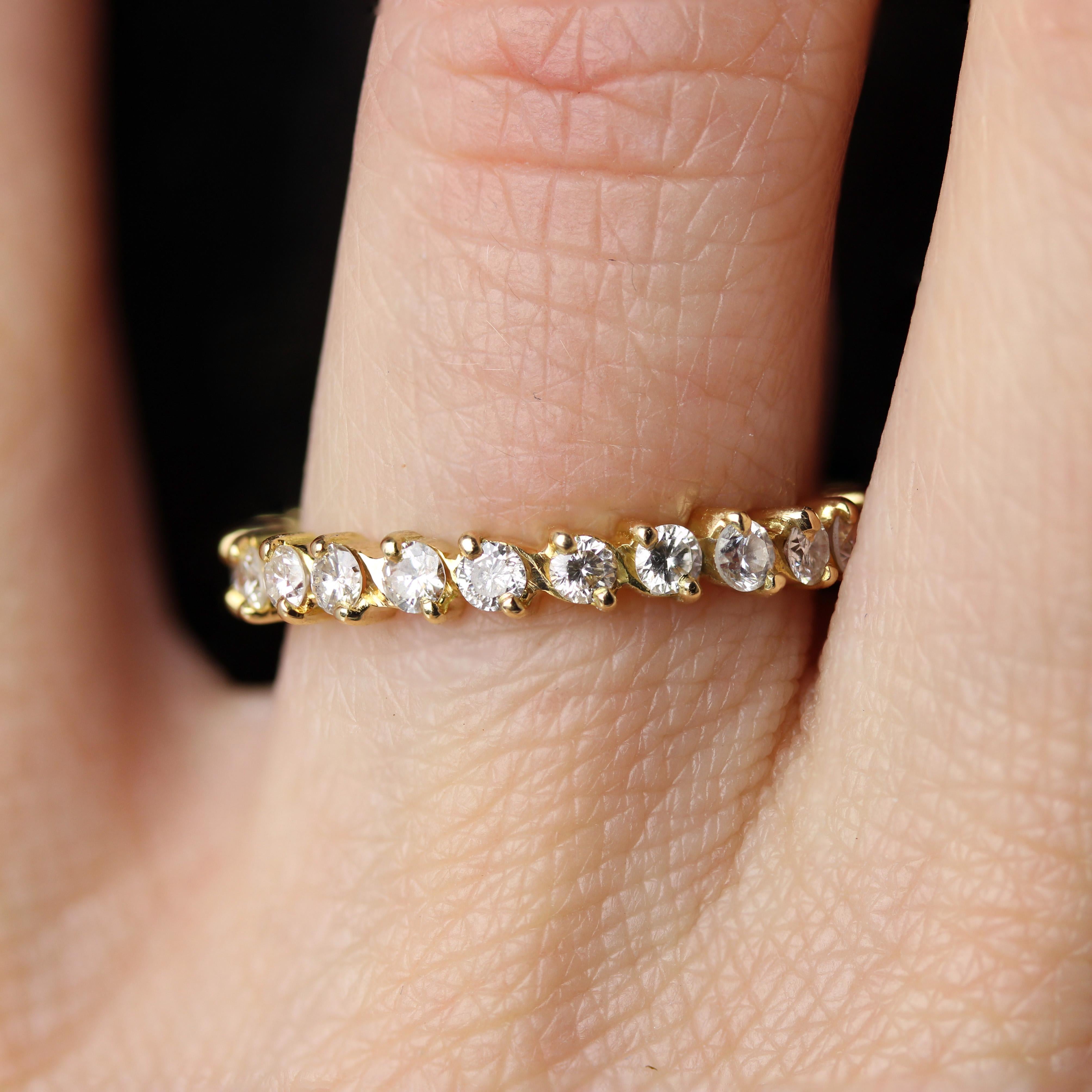 Donna Anello nuziale di eternità in oro giallo 18 carati con diamante francese del 1960 in vendita