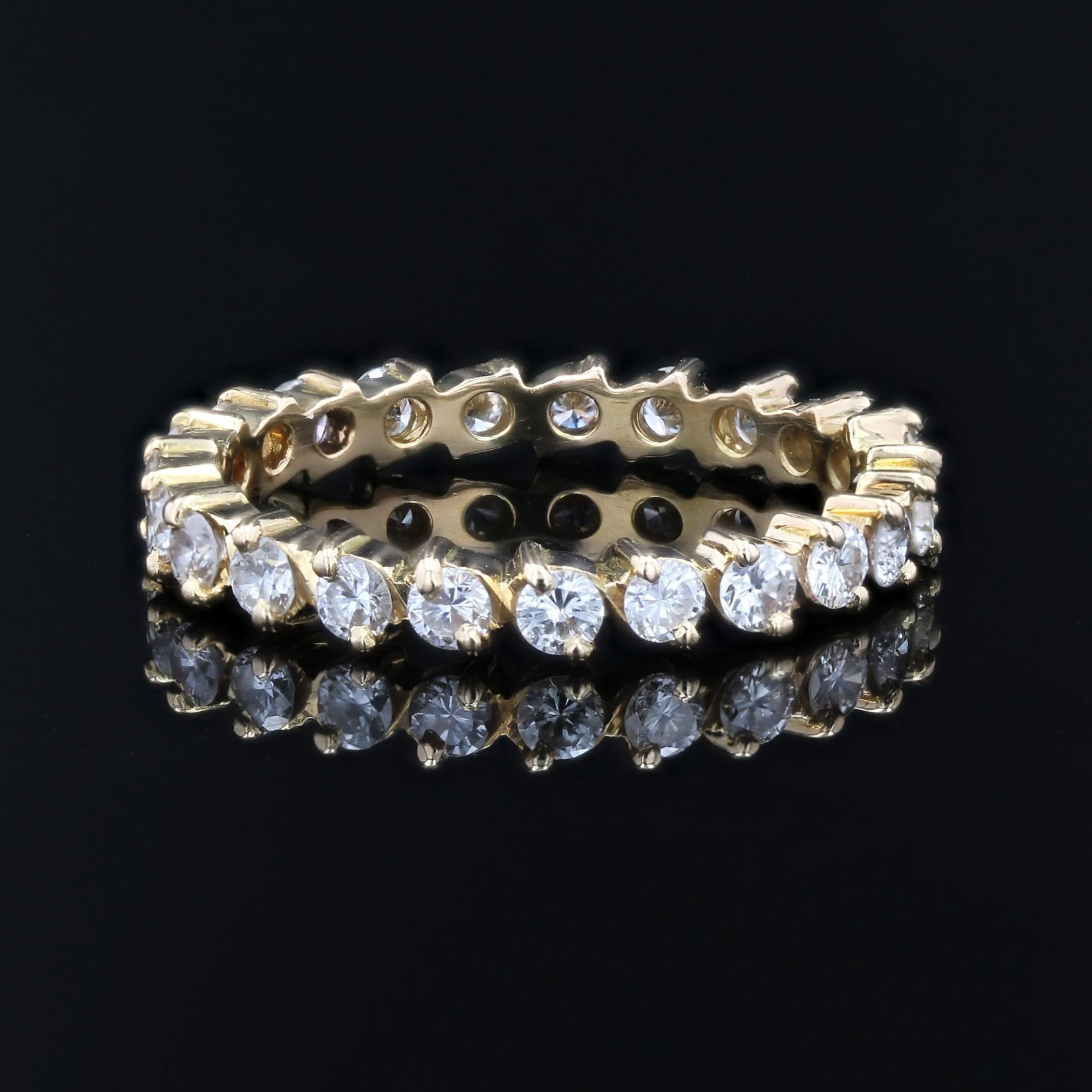 Anello nuziale di eternità in oro giallo 18 carati con diamante francese del 1960 in vendita 1