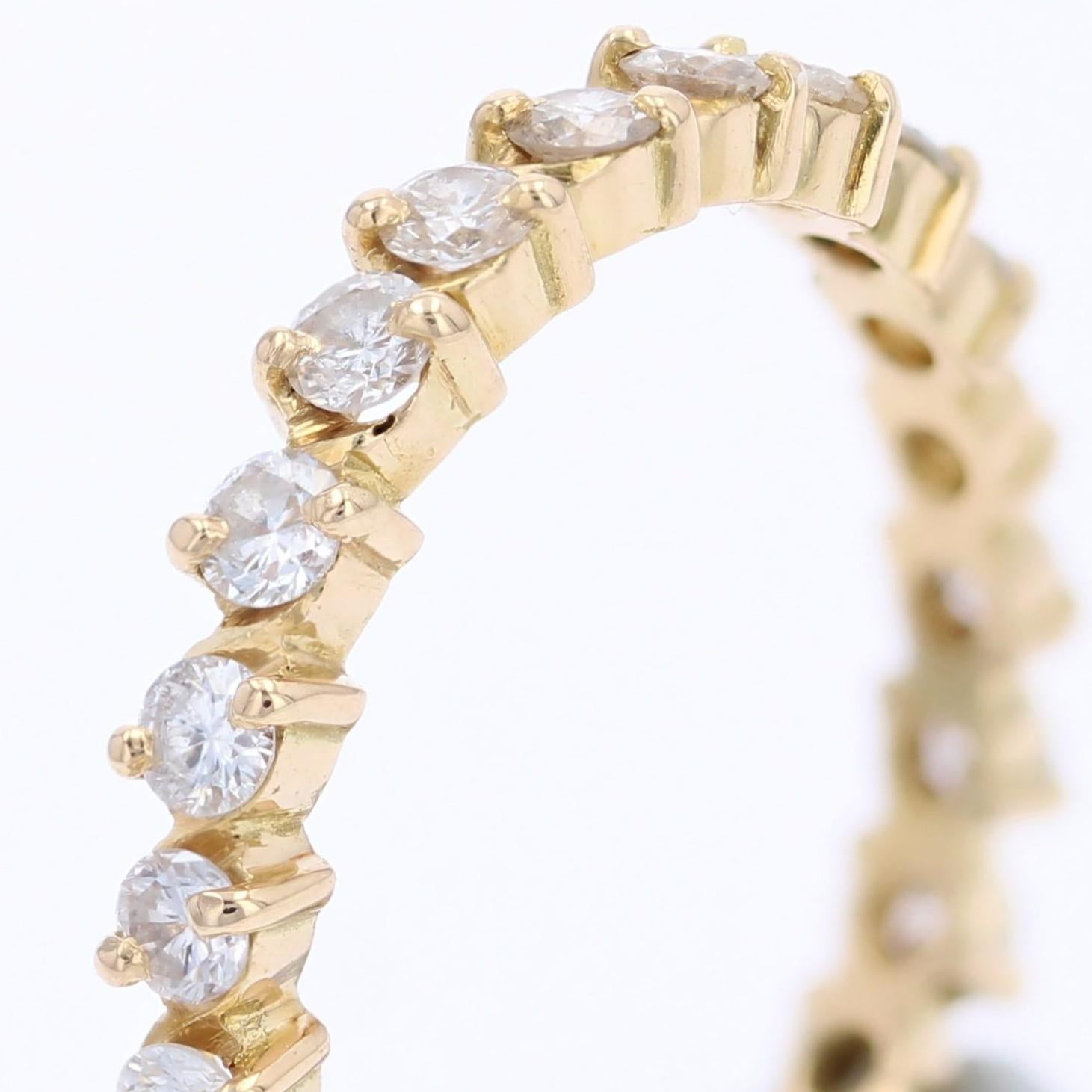 Anello nuziale di eternità in oro giallo 18 carati con diamante francese del 1960 in vendita 3