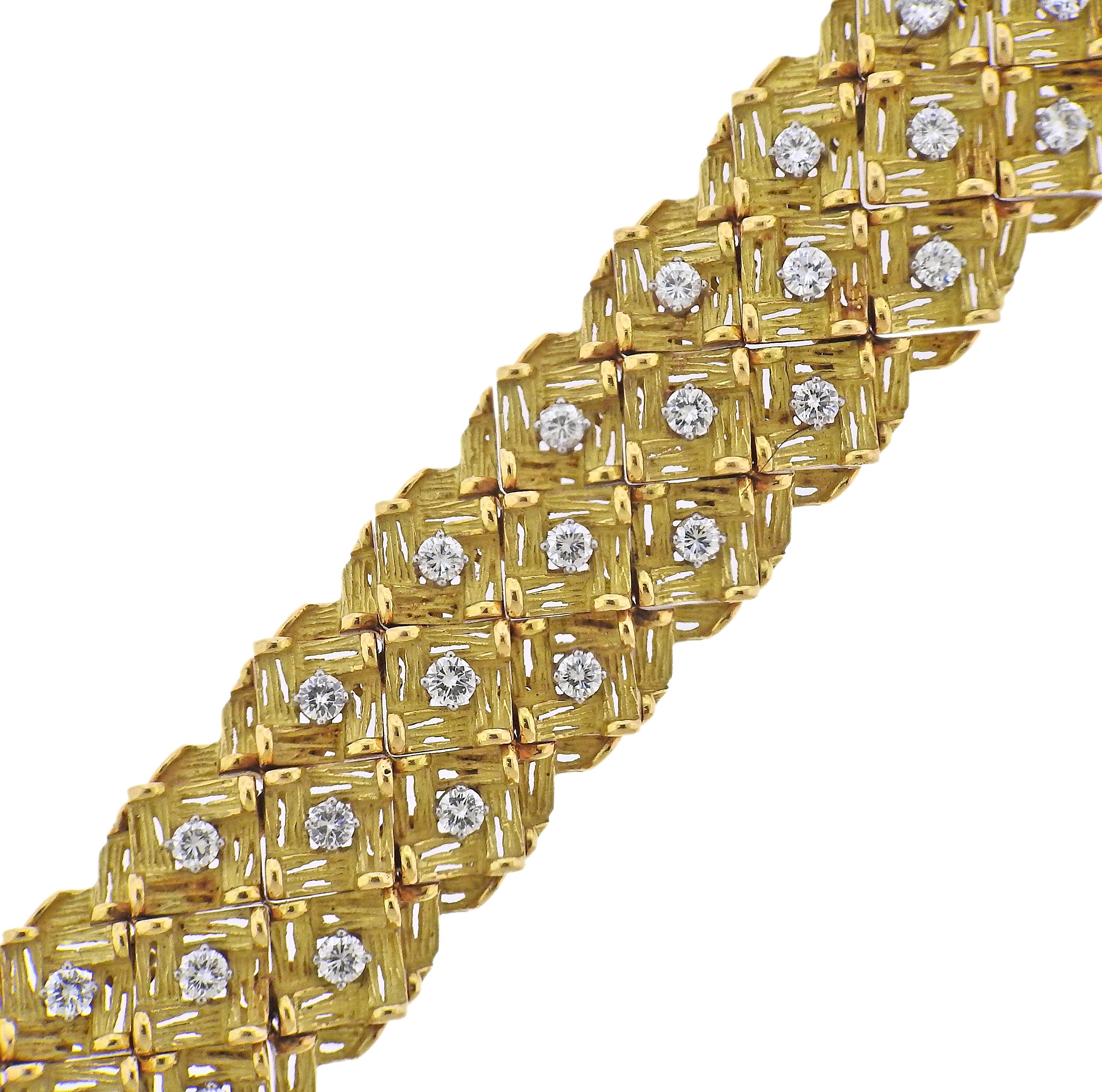 Bracelet en or 18k de fabrication française datant des années 1960, serti d'environ 6-6,50ctw de diamants H/Si1. Le bracelet mesure 7,25
