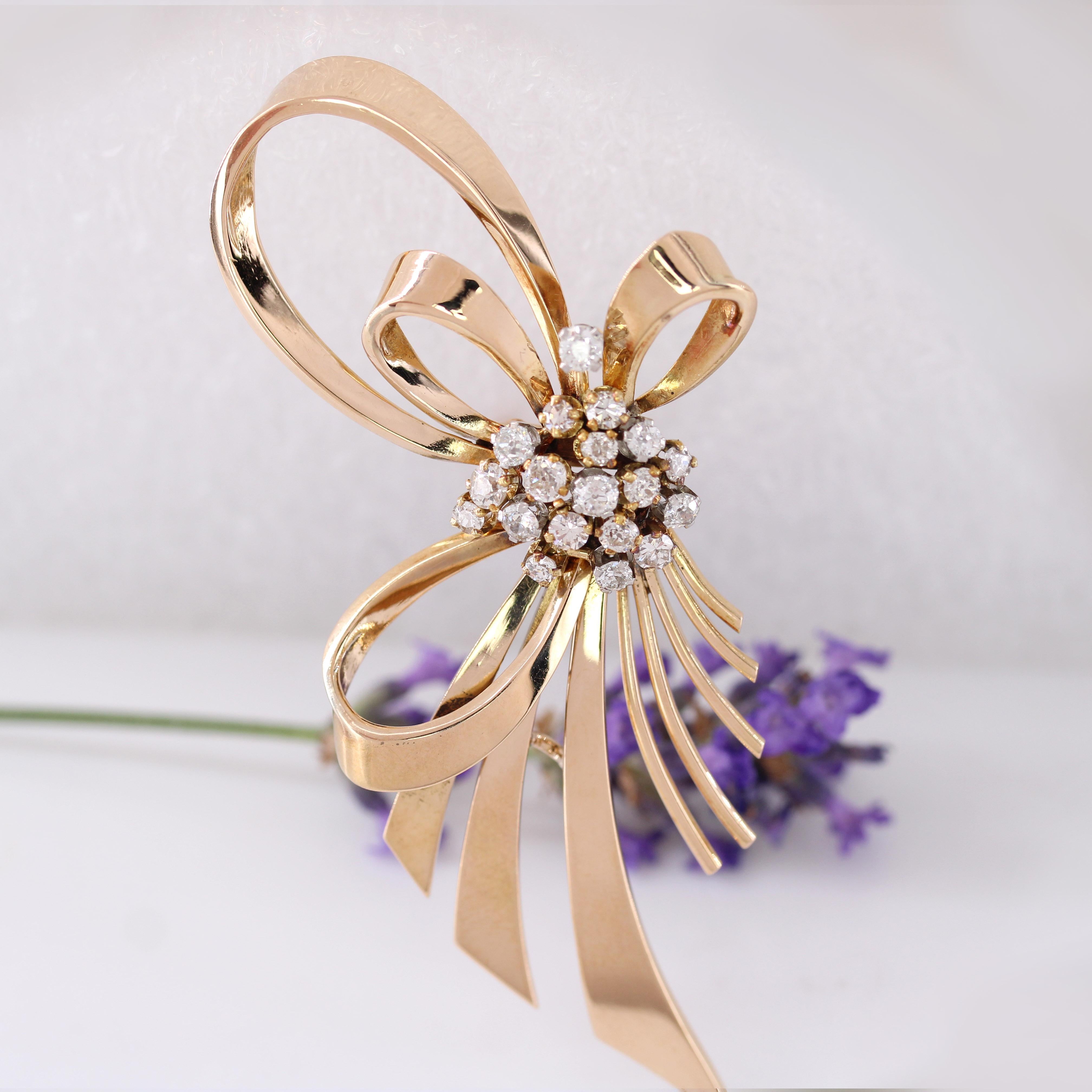 Französische 1960er Jahre Diamanten 18 Karat Rose Gold Schleife Brosche (Retro) im Angebot